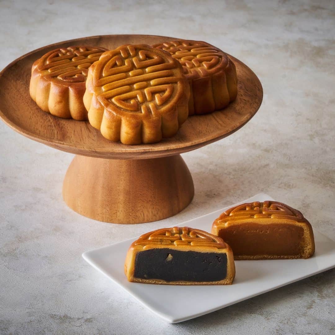 Mandarin Oriental, Tokyoのインスタグラム：「As Mid-autumn approaches, Mandarin Oriental Gourmet Shop is delighted to offer two flavours of traditional mooncakes - Red Bean Paste and Red Lotus Rong - each adorned with the auspicious "囍" character, symbolizing double happiness, together with the mooncake's traditional role in celebrating the joy of family reunions.  For more information, please contact Restaurant Reservations at 03-3270-8188 (9 a.m. to 9 p.m.) or via email: motyo-fbres@mohg.com  「ザ マンダリン オリエンタル グルメショップ」では、中秋節に合わせて、中国語の二重の喜びを表す縁起の良い「喜喜」の文字をデザインした、「紅豆沙大月餅」と「蓮蓉大月餅」のふたつの伝統的な大月餅をご用意しております。一つの月餅をみんなで分け合って食べることで、絆を確認しあい、家族円満を願うという思いが込められています。  ご予約・お問合せ：レストラン総合予約 0120-806-823（9:00～21:00）または E メールmotyo-fbres@mohg.com  … Mandarin Oriental, Tokyo @mo_tokyo #MandarinOrientalTokyo #MOtokyo #ImAFan #MandarinOriental #Nihonbashi #themandarinorientalgourmetshop #mooncake #マンダリンオリエンタル #マンダリンオリエンタル東京 #東京ホテル #日本橋 #日本橋ホテル #ザマンダリンオリエンタルグルメショップ #月餅」