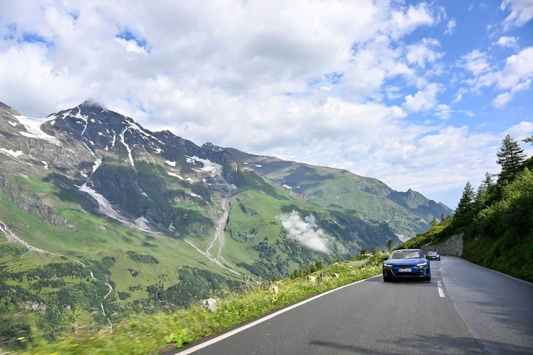 Audi Japan Sales / アウディジャパン販売のインスタグラム：「【Audi Grand Tour in Europe Event Report】  Audi RS e-tron GTでドイツとオーストリアの絶景スポットを巡る「Audi Grand Tour in Europe」のイベントレポートページが完成しました。  今回の「Audi Grand Tour in Europe」では、5日間のうち3日間は絶景のワインディングからアウトバーン、ドライな路面、叩きつけるような大雨と、様々なシュチュエーションでのドライビングをお楽しみいただきました。 ツアーの詳しい様子は、#AJS のオフィシャルサイトにてご覧いただけます。  @audi.japan.sales  #Audi #Audievent #AJS #myaudi #audistyle #car #ヨーロッパ #ツアー #旅 #アウディ #ドライブ #車 #愛車 #外車 #ドイツ車 #車好き #車好きな人と繋がりたい #アウディ女子 #車好き男子 #ドイツ #オーストリア」