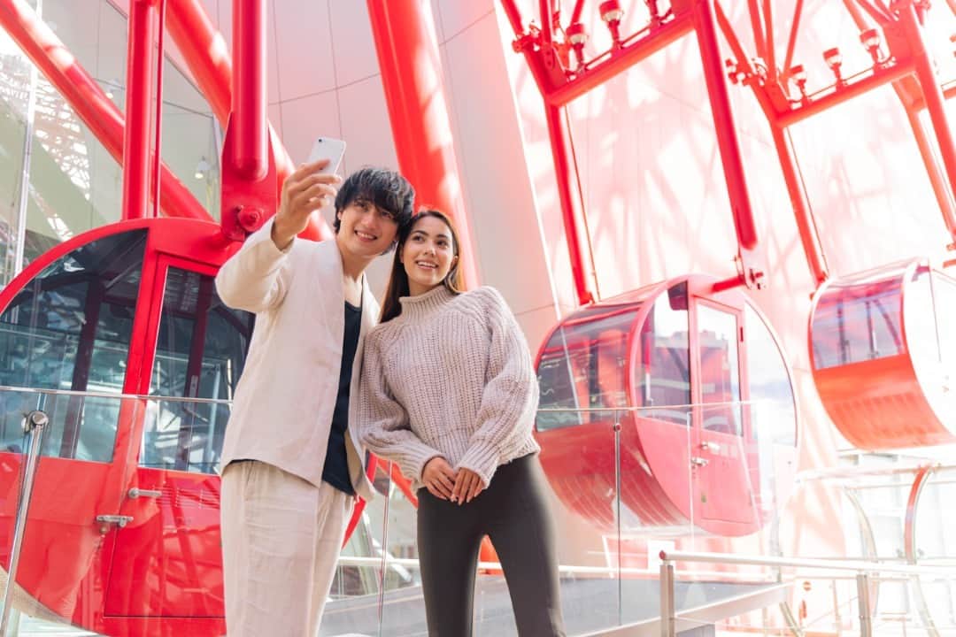 ヒルトン大阪 Hilton Osakaのインスタグラム：「大阪旅行のおすすめスポット、HEP FIVEをご紹介！✨🏨  大阪の中心、梅田に位置するファッションとエンターテイメントのメッカであるHEP FIVEは、ヒルトン大阪より徒歩約10分。  まずはエントランスで出会えるインパクト抜群の赤クジラオブジェとのツーショットを。そして、なんといっても7Fにある観覧車からのパノラマビューは圧巻！まさに大阪の躍動感を感じることができるスポットです。🎡  HEP FIVEで楽しい時間を過ごした後、ヒルトン大阪でゆっくりとお過ごしください。  活気あふれる街の魅力と、日本ならではの心温まるおもてなしを同時に体験できる大阪での旅は、ぜひヒルトン大阪で。  宿泊のご予約は @hiltonosaka ホームページより  Discover HEP FIVE, the must-visit destination for your trip to Osaka!✨🏨  HEP FIVE, a hub for fashion and entertainment nestled in the heart of Osaka's Umeda district, is just a short 10-minute stroll from Hilton Osaka.  As a starting point, why not snap a photo with the striking red whale sculpture that greets you at the entrance? And, don't miss the awe-inspiring panoramic views from the Ferris wheel on the 7th floor! It's a spot that truly captures the lively spirit of Osaka.🎡  After an exhilarating time at HEP FIVE, unwind with a comfortable stay at Hilton Osaka. Our hotel is the perfect gateway to experience the allure of this dynamic city while enjoying the genuine warmth of Japanese hospitality.  For more details and to make a reservation, please visit our website at @hiltonosaka.  #ヒルトン大阪 #大阪旅行 #HEPFIVE #ヘップファイブ #HEPFIVE🎡 #大阪の魅力 #梅田 #大阪観光スポット #HiltonOsaka #OsakaTrip #JapanTrip #HEPFIVEFerriswheel #Umeda」