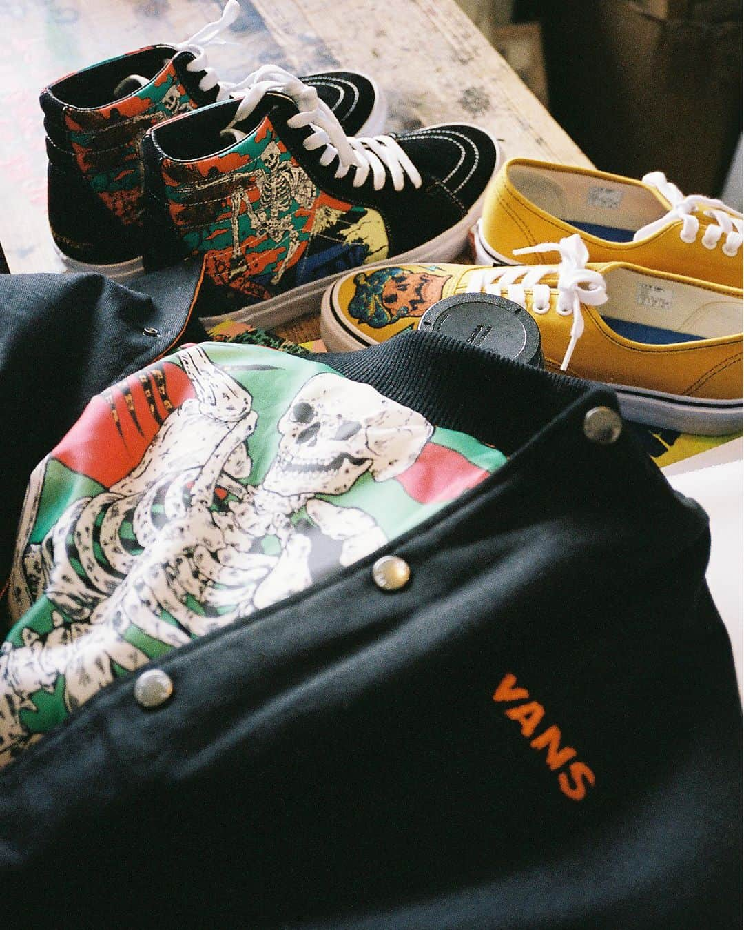 ヴァンズさんのインスタグラム写真 - (ヴァンズInstagram)「アーティスト「HIROTTON」のパンクなグラフィックと融合した、VANS STORE HARAJUKUの3周年を祝うコラボレートモデルが登場。  2023年9月16日(土)AM11時より、VANS STORE HARAJUKU限定で販売開始。また、同店の3周年を同時に祝うエントランスフリーのリリースパーティーを、発売前日の9月15日(金)に開催。VANS カルチャーを体感できるスペシャルなイベントになること間違いなし🏁  詳しくは、www.vans.co.jpをチェック。  @hirotton 📷: @motonoriomori_lee」9月6日 18時00分 - vansjapan