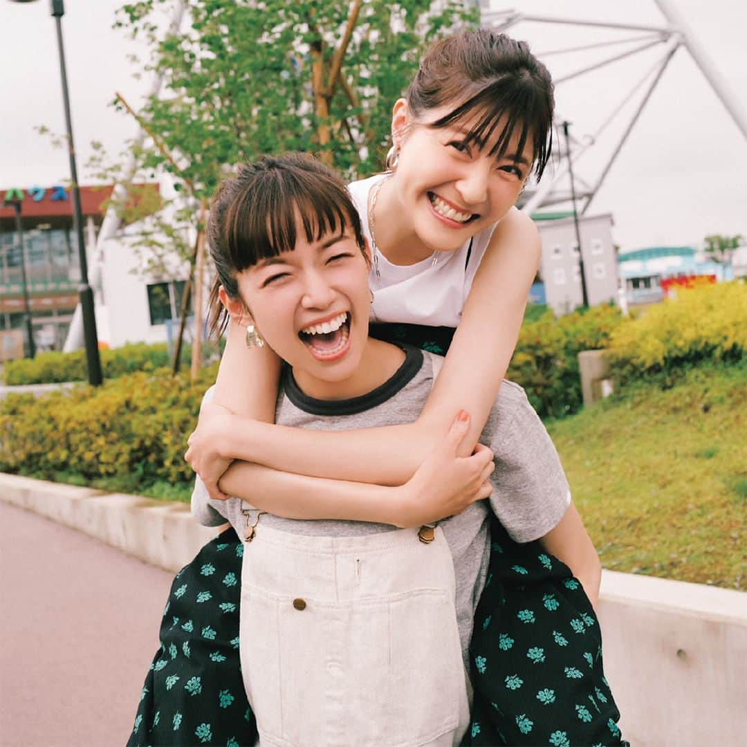 MOREのインスタグラム：「【佐藤栞里×佐藤ありさ】 仲よしコンビが思い出トーク！  佐藤ありさ＆佐藤栞里からなる MOREだけのユニット“佐藤姉妹”が4年ぶりに復活！  好評発売中の『MORE』9・10月合併号、 『佐藤栞里の愛♡しかないBOOK』と題した しーちゃんとMOREの11年間の軌跡がわかる大特集では 久しぶりの再会となったモデルの佐藤ありささんとの対談を掲載しています✨  ぜひチェックしてくださいね❣️  #MORE #moremagjp #佐藤ありさ #佐藤栞里 #しーちゃん #佐藤姉妹」