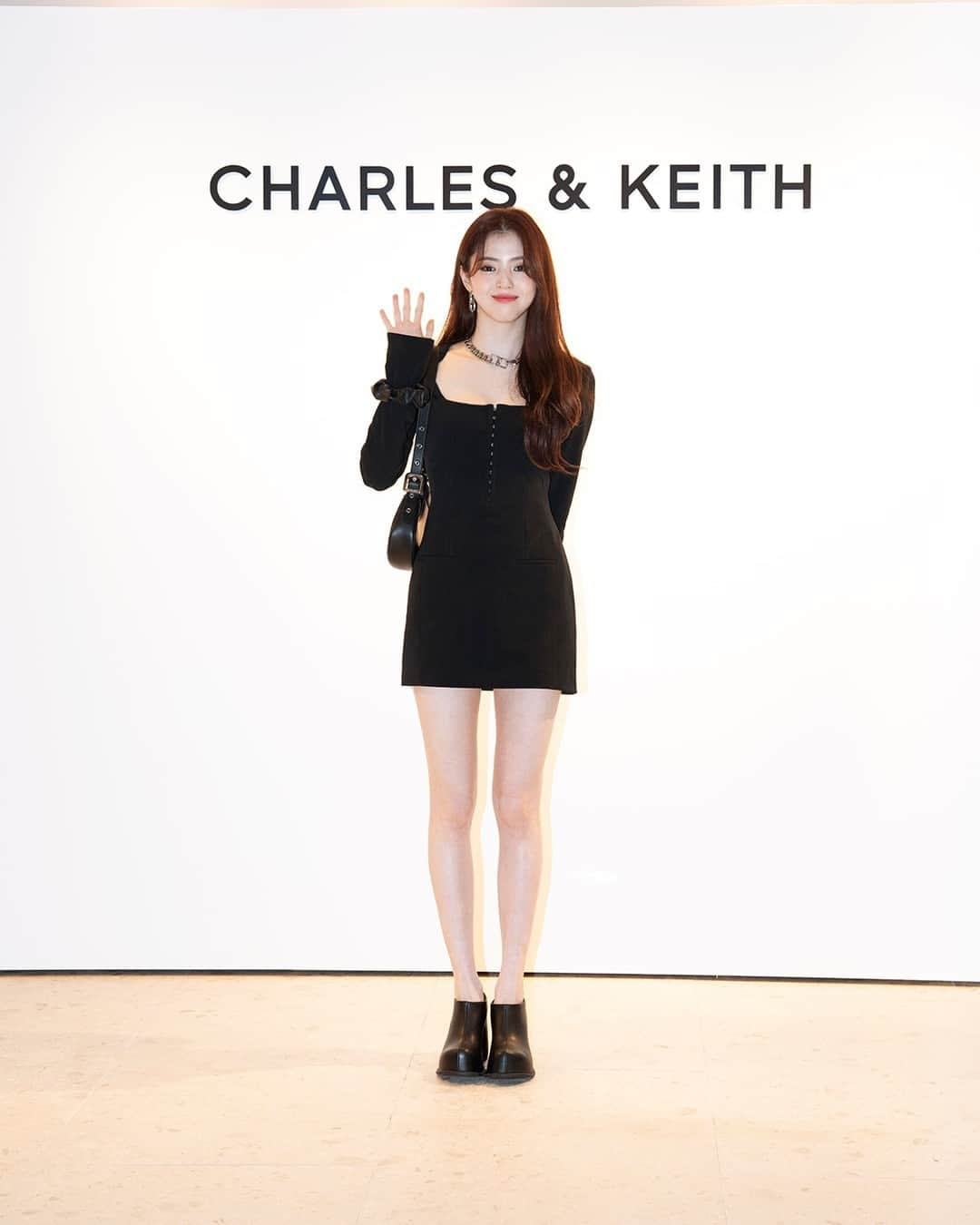 CHARLES & KEITH JAPAN CHARLES & KEITHさんのインスタグラム写真 - (CHARLES & KEITH JAPAN CHARLES & KEITHInstagram)「女優の @xeesoxee とイラストレーターの @henn_kim が、韓国初のフラッグシップストアであるCHARLES & KEITH 江南店のオープニングパーティーに登場。⁠ ⁠ #CharlesKeithPetra⁠ #CharlesKeithxHennKim⁠ #CharlesKeithFW23⁠ #チャールズアンドキース」9月6日 18時00分 - charleskeith_jp