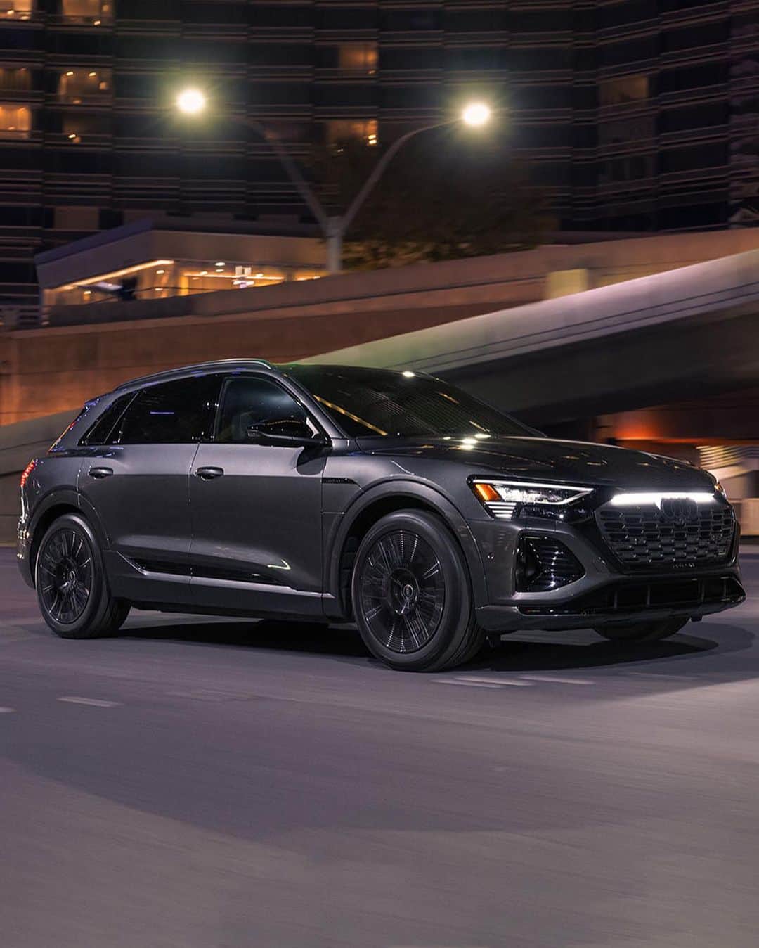 アウディ ジャパンのインスタグラム：「最新のデザイン言語をまとったシングルフレームグリル。​ その周囲を取り囲み、精悍な表情をつくるブラックのマスク。​ ​ 進化を示す新たなデザインのAudi Q8 Sportback e-tronが、革新を求め走り続ける。​ ​ *写真は米国仕様車です。日本仕様とは異なります。​ ​ ​ #AudiQ8Sportbacketron​ ​ #Audi #AudiJapan #アウディ #アウディジャパン​ #FutureIsAnAttitude #その進化が未来を創る​ #AudiQ8etron #アウディQ8Sportbacketron #アウディQ8etron #電気自動車 #EV #emobility #サステイナブル #AudiLife #Audigram #CarLife #CarLifeStyle #GermanCars #アウディのある生活 #アウディのある風景」