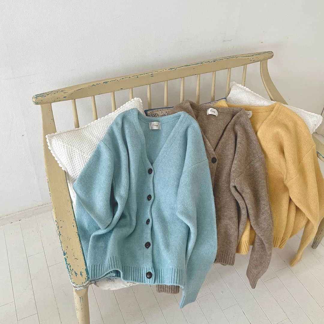 Crispさんのインスタグラム写真 - (CrispInstagram)「_NEW IN ⁡ ⁡ ✓オーバーソフトニットカーディガン ￥7,920 taxin blue / brown / yellow ⁡ トップスとしても楽しめるビッグシルエットのカーディガン。 気になる腰回りをカバーする丈感も嬉しいポイントです。 Vネックデザインですっきりとバランスの取れた着こなしに。 ロンT等のカジュアルなアイテムや、ワンピースに羽織るのもおすすめ◎ ⁡ ⁡ ⁡ #Crisp2023aw #Crisp_style #Crisp #クリスプ #c1R3340 #cr_オーバーソフトニットカーディガン」9月6日 18時00分 - crisp_official