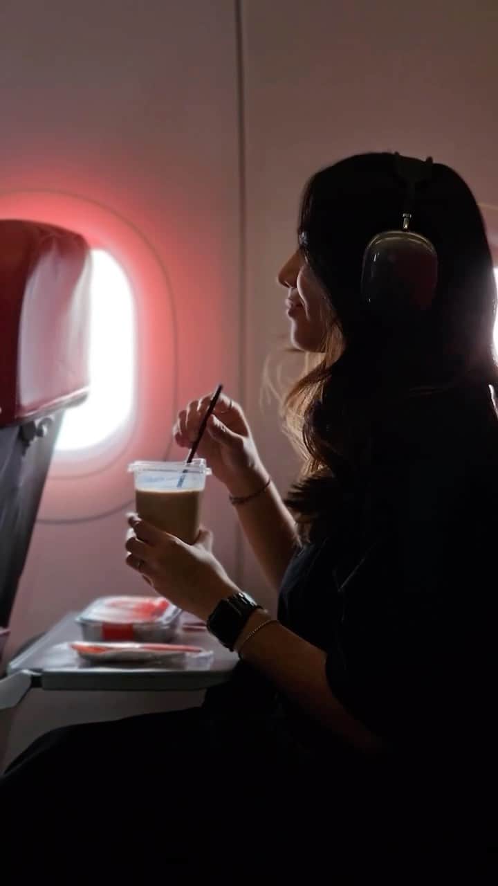 AirAsia (公式) のインスタグラム：「エアアジアで南国ならではのアメリカ―ノを🌅  AirAsiaの機内で楽しめる @santan.aseanのロンガン・アメリカーノ☕️ タイ、マレーシア路線でご提供しています。  ぜひ、トロピカルフルーツとアメリカ―ノの 新しい出会いをお楽しみください✨ ※ロンガン・アメリカ―ノのご提供は9月末までとなります。  #FlyAirAsia #エアアジア #santan #longanamericano」