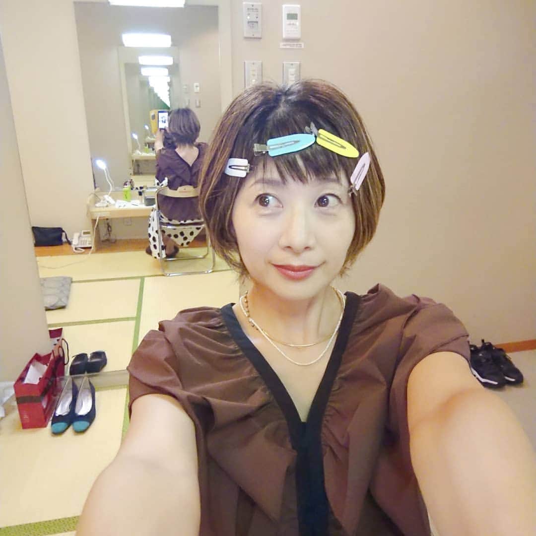 富永美樹のインスタグラム：「#前髪元気すぎ いつも収録直前まで概ねこんな姿です  #トーク番組 という戦場に 久しぶりに駆り出されてまいりました😁  #楽屋 #日常の一コマ  #前髪 #また切りました  #東京 #雨降ってきた」