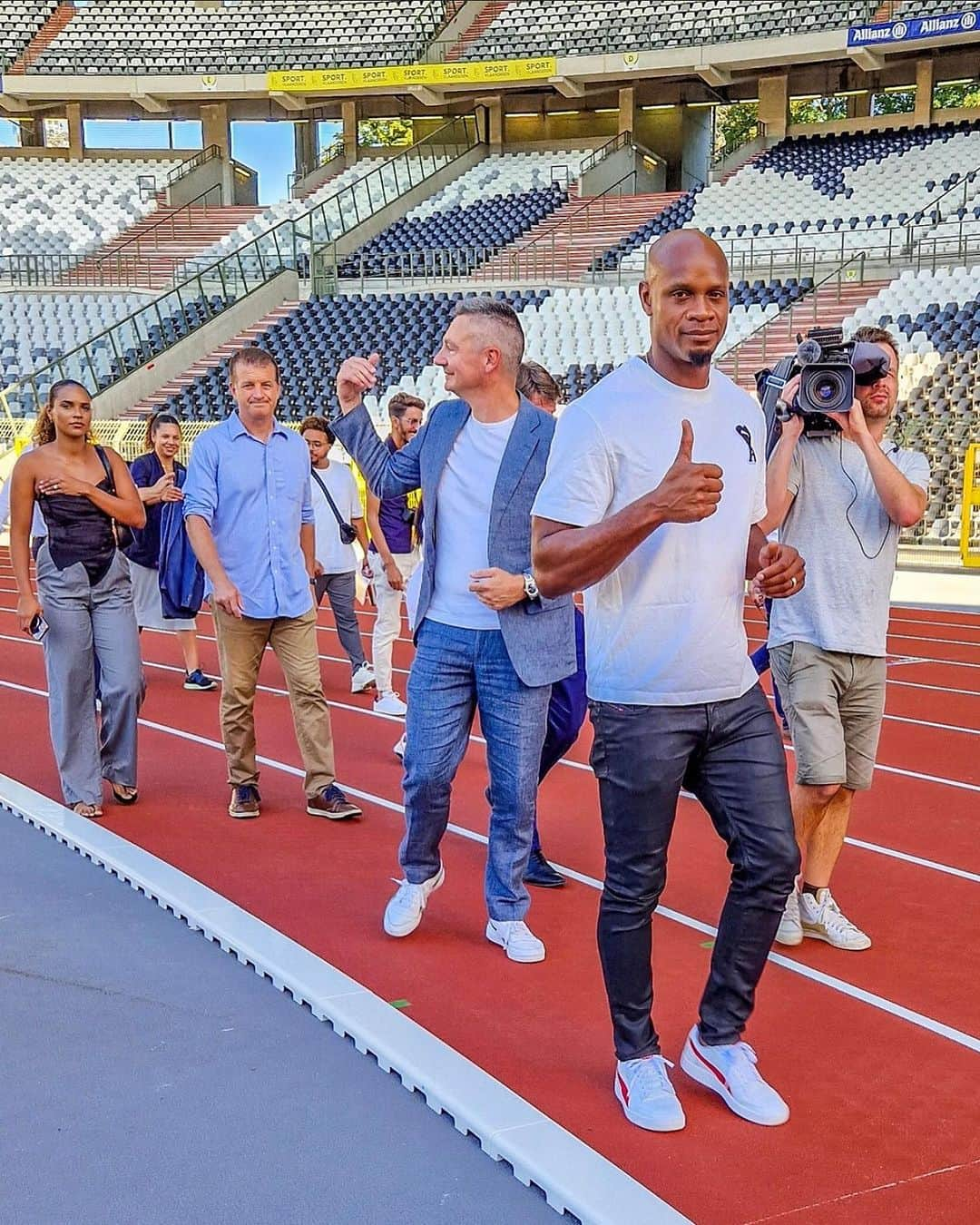 アサファ・パウエルのインスタグラム：「Brand new track now open at king Baudouin Stadium and ready for fireworks this weekend at the Allianz MEMORIAL VAN DAMME . It was an honor to open the newly renovated track in this stadium where I competed  9 times during my career and ran my first sub 9.90 (9.87). I’m ready to see some great performances this weekend.」