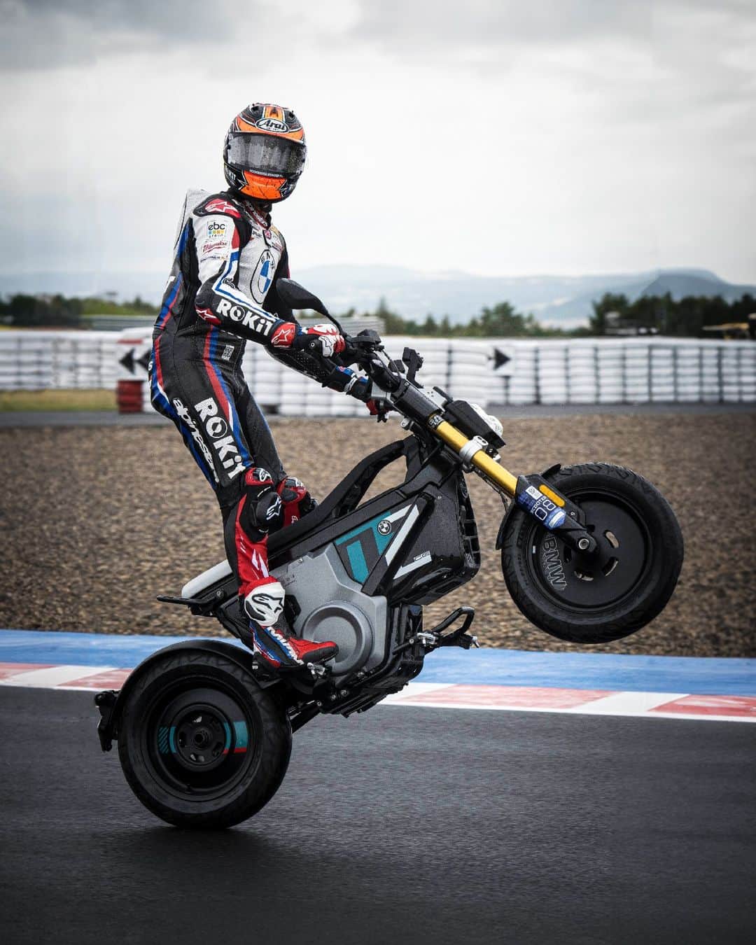 のインスタグラム：「Skrrt Skrrt 💨   スーパーバイクのライダーたちが新しいパドック用 Eパークーラーで楽しんでいます！ 😛⚡ #BMWCE02  #MakeLifeARide #PluggedToLife #BMWMotorrad @bmwmotorradmotorsport @michaelvdmark @lorisbaz」