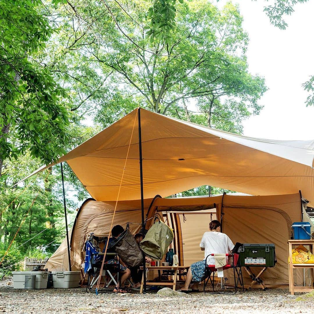 キャンプ情報サイト［ランタン］のインスタグラム：「CAMP SMILE STYLE ／ 暑さ対策は万全に！ 木陰と扇風機で快適にすごすファミリーキャンプ ＼ いろんなキャンパーのキャンプスタイルを現地取材と一般キャンパーからの投稿で数多く掲載してます。 . . 詳しくは @lantern.camp webサイトをご覧ください . . #camp #camping #camplife #outdoor #travel #trip #lantern_smile #キャンプ #キャンプ用品 #アウトドア #テント #自然 #旅行 #キャンプ初心者 #キャンプ好きな人と繋がりたい #アウトドア好きな人と繋がりたい #camper #外遊び #キャンプスタイル #マキノ高原キャンプ場 #ファミリーキャンプ #ファミキャン #iwatani #イワタニ #タフまる #DOD #ディーオーディー #スノーピーク #マキタ #ファン」