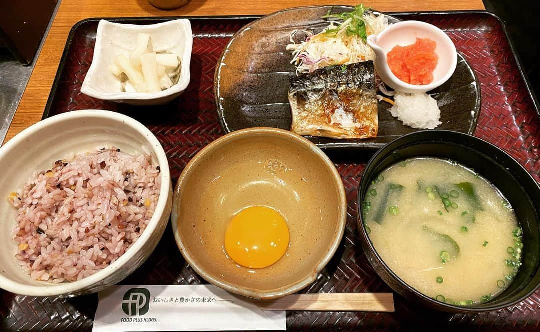 朝比奈京子（今井花菜）さんのインスタグラム写真 - (朝比奈京子（今井花菜）Instagram)「朝定食☀️  博多へ行った時の朝ごはんです⭐️ 鯖の塩焼きにおしんこ、生卵そしてお味噌汁❗️ 朝食感あって良いですね〜✨°ʚ(*´꒳`*)ɞ°.  通常の朝定食に明太子追加と、ごはんは雑穀米と白米で選べたので雑穀ごはんにしました❤️ 　  本当は美味しい朝食のお店探してて良さげな所あったので行こうと思ったら、かなりの行列で諦めて近くのこちらのお店へ来ました😅  でもたまたま入ったお店ですがお味噌汁がなんか懐かしい味がしてホッとしました✨(◍•ᴗ•◍)♡  九州中心でチェーン展開してるお店みたいですね❗️ 美味しかったです(๑´ڡ`๑)  定食屋百菜 旬 博多一番街店にて♪ #朝食 #定食 #和食 #明太子 #博多 #福岡」9月6日 18時03分 - asahina0617