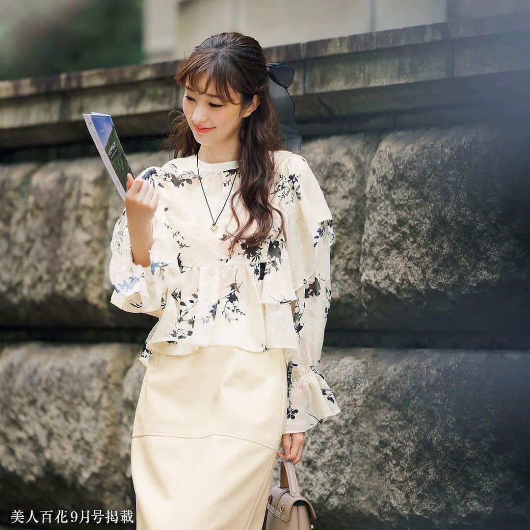 ViSさんのインスタグラム写真 - (ViSInstagram)「【美人百花×VIS】  「あの韓国ドラマの 主演女優のファッションのように」  秘書らしいきちんと感も ありつつ好感度も抜群の きれいめブラウスファッションを VISの服でイマっぽく更新！✨  @ off day 週末は花柄ブラウスの出番。 エコレザーのペンシルスカート 合わせで都会的に😌  🏷️#BVH43050 シアー花柄フリルブラウス 店舗販売中♪  🏷️#BVC43030 フェイクレザーIラインロングスカート  =====================  @jadorejunonline をチェック✨  =====================  #vis#VIS#ビス#美人百花 #fashion#ootd#japanootd #ブラウス#ブラウスコーデ#韓国ドラマ #韓国ファッション#オフィスカジュアル #オフィスコーデ」9月6日 18時04分 - vis_jp