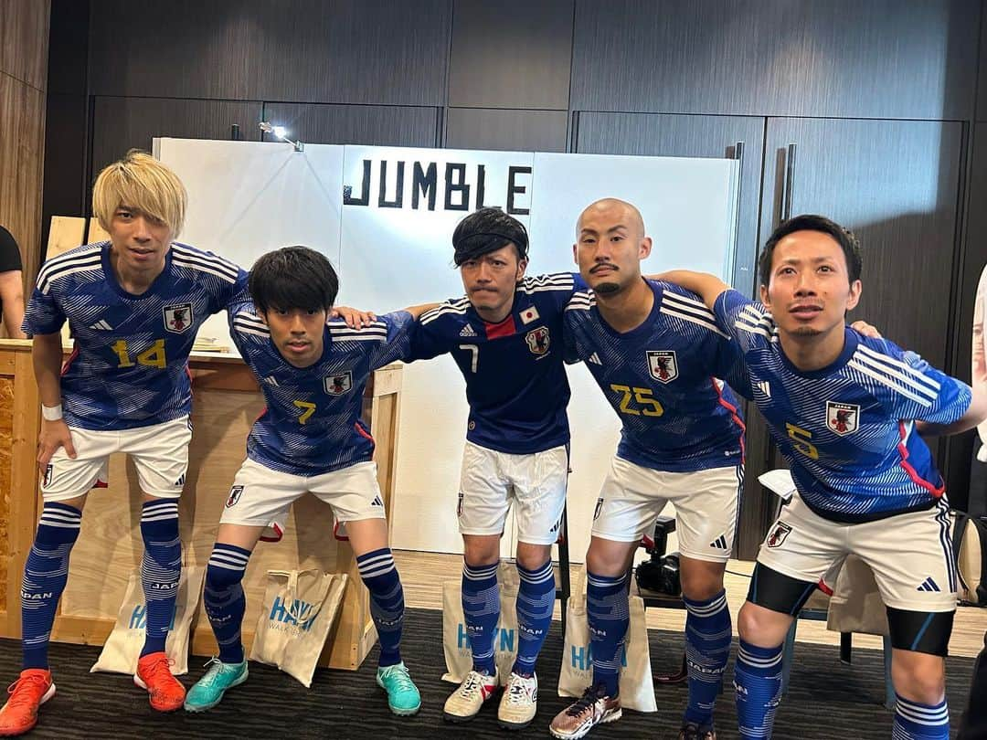 しょっぴーのインスタグラム：「先日のお話。ベルサール渋谷ファースト HALL B1にて開催  【JUMBLE TOKYO & WELLNESS MARKET Spring Summer 2024】  に、ものまねブルーご招待頂きました✌️ 盛り上げに貢献できたかは分かりませんが、国内外のブランドを扱う企業さん、バイヤーさんが集まる合同展示会ということで、様々な商品や人との出会いがあり、とても楽しかったです👏  毎年6月にはフランス・パリで開催しているそうなので、 いつかものまねブルーも海外遠征できるように頑張ります！笑  アパレル、スポーツ、アウトドア、最新コスメや食品、ウェルネス関連などなど、様々なピッチを歩かせて頂きました！ 温かく迎え入れてくださった皆様！ありがとうございました！ そしてお写真撮ってくれた皆様にも感謝です*\(^o^)/*  @kana__sato622 さん！ 色々とありがとうございました*\(^o^)/*  #ものまねブルー #jumble  #JUMBLETOKYO #ジャンブル #ジャンブルトーキョー #似笘薫 #似東純也 さん #フルカウント千葉 さん #前田大自然 さん #ブラボー橋本 さん」