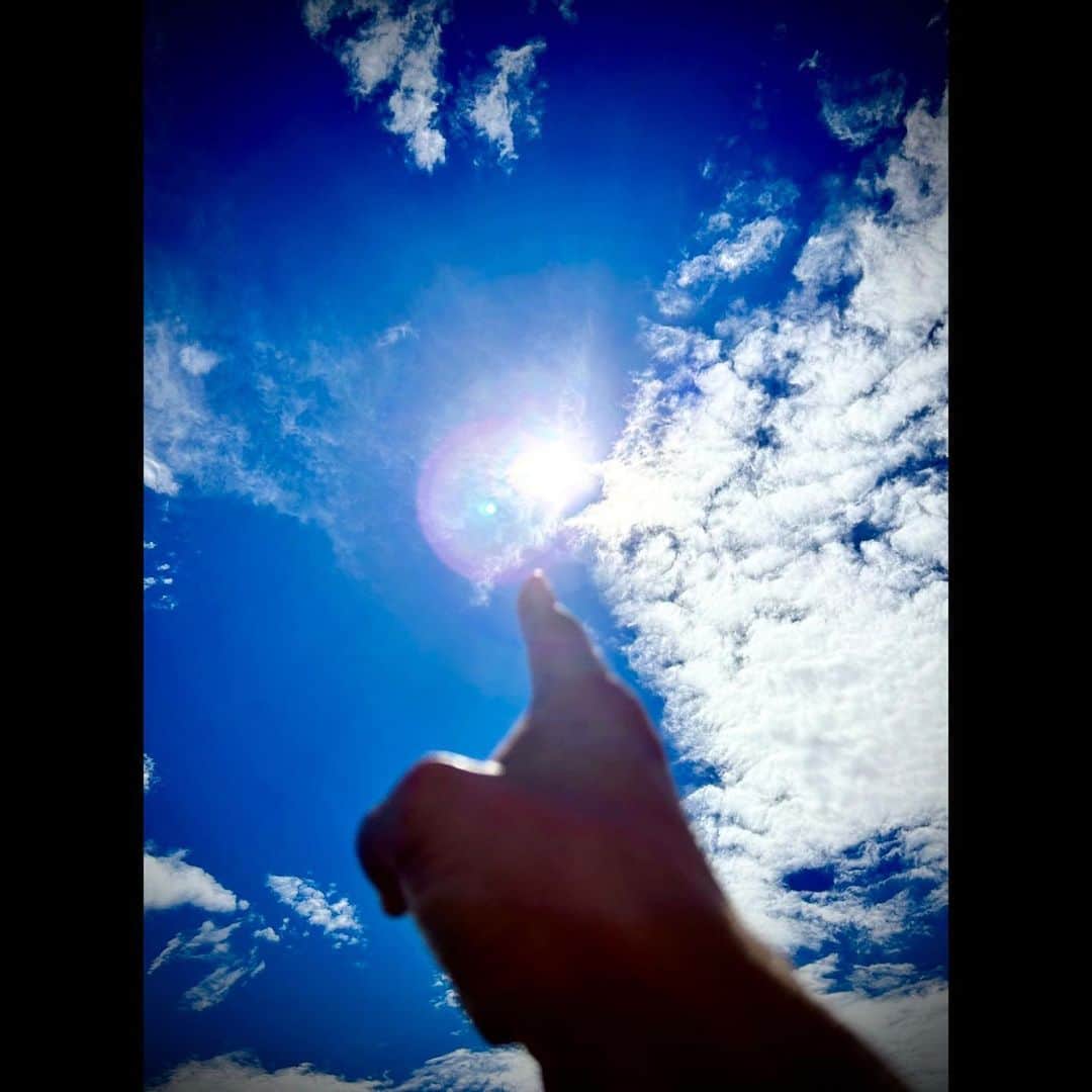 木村拓哉のインスタグラム：「⁡ ⁡ ⁡ 「台風12号の接近で、こんなに青かった空があっという間にグレーに…。皆さん、くれぐれも気を付けて下さいね❕ そして、今まさに色々な声が聞こえて来ていますが、自分としては、己とCrewを信じて進んで行こうと思っています❕」 ⁡ PEACE‼︎ ⁡ STAYSAFE！ ⁡ 拓哉 #木村拓哉#TakuyaKimura」
