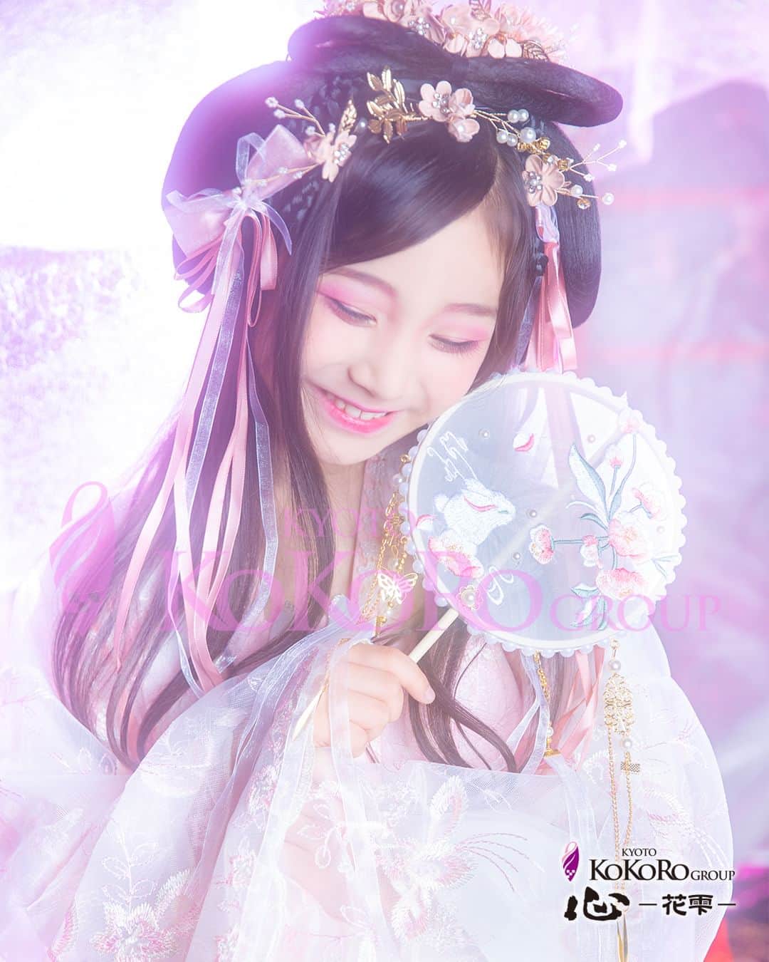 のインスタグラム：「#心花雫 まるで天使！キッズ天女ちゃんのご紹介です♥ 新しくお子様サイズのお衣装と髪飾りが仲間入りしたこのプラン！ さっそくかわいらしいお客様が変身してくださいました(*´▽｀*) 大人顔負けのポージングがお見事です*ଘ(੭*ˊᵕˋ)੭* ੈ✩‧₊˚  #pinkribbon #花魁 #花魁体験 #羽衣天女 #ピンクリボンチャリティ #京都 #着物 #japan #beautiful #japantravel #makeup #京都観光 #京都花魁 #メイク #pinkribbon #祇園 #京都ココログループ」