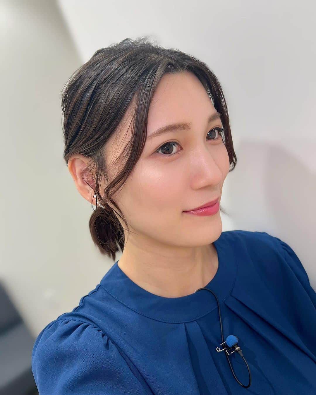 大竹彩加のインスタグラム：「.  新しいコスメ×可愛い髪型で 今日はずっとるんるん🥳🫶🏻     内側から滲み出てるかのような艶っぽさを 出してくれるハイライトが仲間入り🥰 メイクする楽しみが増えました✨                        #hbc #北海道放送 #hbcテレビ #札幌 #アナウンサー #大竹彩加 #ミディアム #セミロング #長め前髪 #ローポニー #ひとつ結び #お呼ばれヘア #ヘアアレンジ #イヤリング #パールイヤリング #骨格ウェーブ #ブラウス #ブルベコーデ #アナウンサー衣装 #衣装 #ブルベ夏 #ブライトサマー #イエベ春 #ブライトスプリング #顔タイプフレッシュ #今日のメイク #ハイライト #ツヤ感 #ピンクメイク #日常に彩りを加える日記」