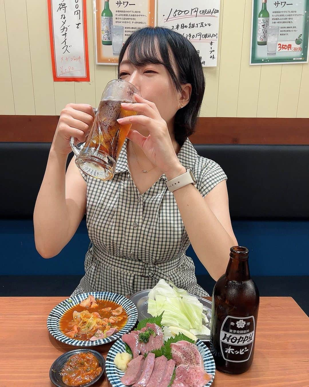 蒼井まやのインスタグラム：「. 今日はどこへ行こうか 今日はどこで飲もうか  ハピネスを求めて到着したのは…そう！池袋！ 池袋はよくお芝居観に行ったなぁ。 よく役者仲間と中華屋の激安飲み放題で朝まで過ごした記憶が。 そんな最高のお店は後日紹介するとして…  今日はもつ焼きな気分！ 酒好きな年下の女の子とおデート♡ 駅からトコトコ歩いて5分くらい〜  〈もつやきパラダイス富士〉 @motuyakiparadaisu   今日はアラカルトで♪  ・お通し（キャベツ） ・肉刺し盛り合わせ（ハツ、タン、レバー） ・タンユッケ ・串焼き（さがり、こころのこり、上ナンコツetc...） ・揚げなすのおひたし  まずはビールでカンパーイ🍻 局地的に豪雨が降っていた日で私は見事そのタイミングに直撃し 正直ちょっぴりテンション下がっていましたが ビールに出会えてハピネス訪れました👼  肉刺しは新鮮そのもの！ レバー…めちゃくちゃ美味しかったな… ハツもタンもコリコリしててお酒に合う！  あー。もつ焼き屋さんかぁ。 うん、ここはホッピーだな！ わたしホッピーは黒派なんですよね🖤  ただねぇ…ホッピーは私にとって魔の飲み物で ついつい飲み過ぎちゃうから普段は封印してるんだけど このもつ焼き屋さんの雰囲気に負けてしまいました。 うん、美味しい。ハピネス👼🖤  タンユッケ！これお酒すすみます！ たまごとろ〜り絡めて食べるんだぁー 酒飲みにはたまらん食感なんよ！  串焼きは色々頼みま　 希少部位の「こころのこり、サガリ、上なんこつ」 とりあえずここは外せないっしょ👍 こころのこりは心臓と肝臓をつなぐ管なんだって！ 初めて食べたー！おいしー！ サガリはまあ安定に美味しいじゃん？ 上なんこつ…ぼくなんこつ大好き星から来たので めちゃくちゃ美味しくて泣いちゃったな…  ホッピー終わった後は相方が飲んでたガリサワー！ ガリサワーってさ？ ガリサワーで飲めるじゃん？ 分かる？ 分かるよね？ 追いチューハイして飲みました〜🤤  はあ、もつ焼き最高。 もつ焼き屋さんだけど店内すごく清潔感あって 女子二人だけど全然浮かないしとても良きだった！  さて、明日はどこへ飲みに行こうかな…  🎪もつやきパラダイス富士 📍東京都豊島区西池袋5-8-9 藤和池袋コープ 101 🚃 池袋駅、要町駅 徒歩5分  #池袋グルメ #池袋居酒屋 #池袋西口グルメ #池袋西口 #池袋飲み #要町グルメ #要町駅すぐ #要町居酒屋 #もつ焼き #もつ焼き好きな人と繋がりたい #肉刺し #肉刺し酒場 #肉刺し盛り合わせ #肉刺し好きな人と繋がりたい #酒クズ #酒飲み #酒飲み女子  #お酒好き女子 #お酒好きな人と繋がりたい #お酒大好き #飲みスタグラム #飲み好きな人と繋がりたい #飲みに行きたい」