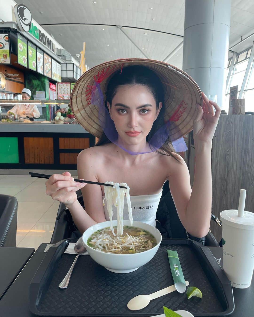 マイ・ダーウィカーのインスタグラム：「Love you Vietnam It’s a short trip, but is full with good memories. Thank you for your warm welcome. I hope to come back soon ❤️」