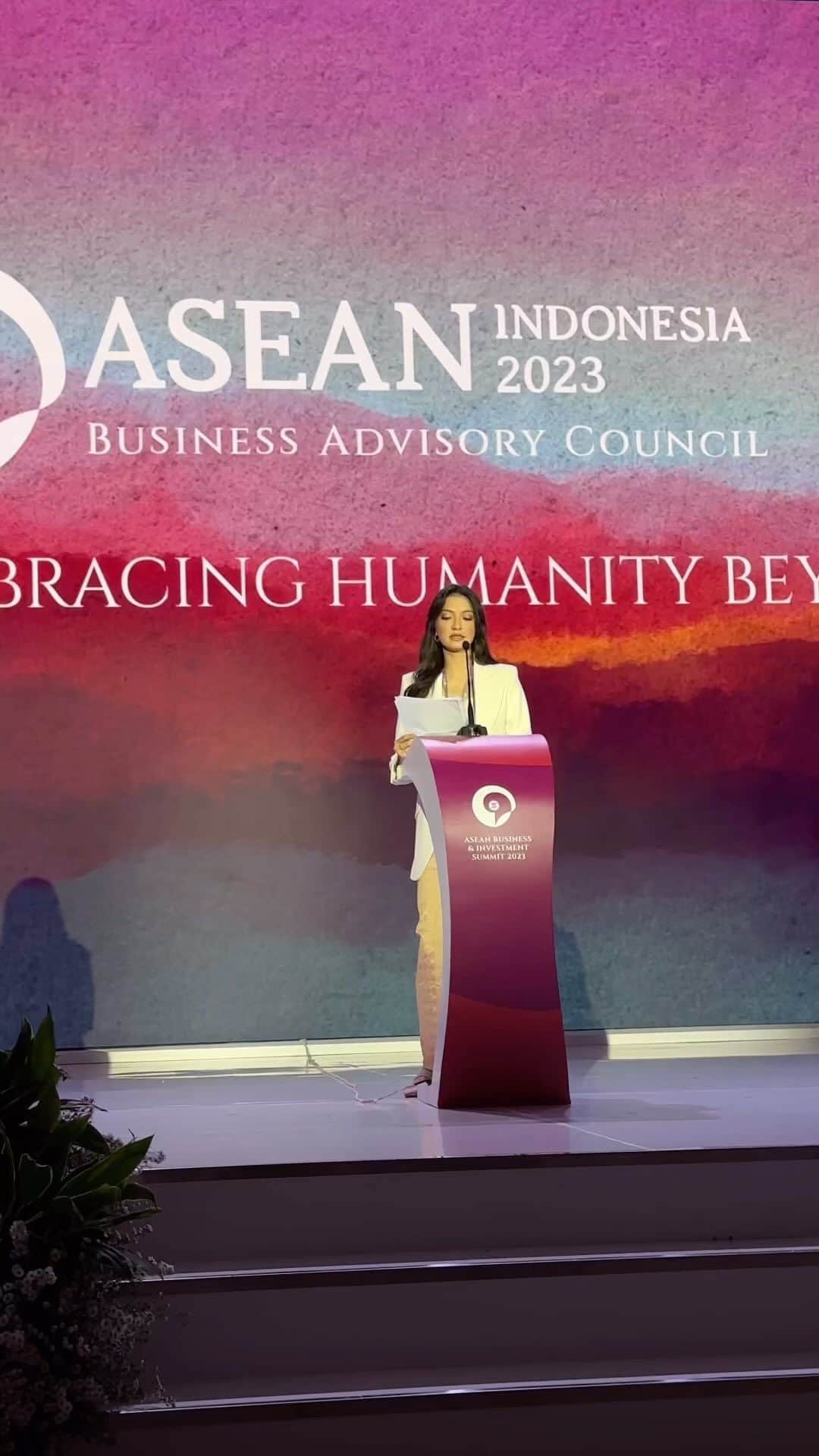 ラライン・シャーのインスタグラム：「We live in a diverse, complex, and interconnected world. The human made lines that define our geopolitical existence as nations should not limit our sense of responsibility towards one another. Amidst this intricate web of existence, we must remember that while these lines outline jurisdictions they should never divide our shared humanity.   As ASEAN nations, we share more than geographic proximity; we share cultural roots, historical experiences, and above all, common challenges and aspirations.   As perception creates reality let us allow ourselves to see these lines as bridges that connect instead of walls that separate us.   When we prioritize humanity beyond state borders, we recognize that the struggles faced by our neighbours are not distant concerns, but issues that affect us all.   Whether it’s safeguarding our environment, building disaster resilience, promoting education and healthcare, or championing human rights, the challenges we face remind us that we are all part of the same ASEAN story.   The good news is that despite a number of bumps in the road and political differences, since it was founded in 1967, ASEAN has played a valuable role that has benefited its members by allowing them to present a united front on a perilous world stage dominated by major powers and alliances.   While acknowledging this, it is nevertheless the conviction of myself and many young people in all the member states that in order to achieve better results , steps should be taken to emphasize our shared heritage and history and increase intercourse and interaction that will enhance shared values and economic development.❤️   Thank you for the opportunity to be able to share at the ASEAN Business and Investors Summit @aseanbac.id .   Public speaking is always nerve-racking and I am glad that life always confronts me with opportunities that manage to get me out of my comfort zone. Grateful!   #ASEAN #embracinghumanity」