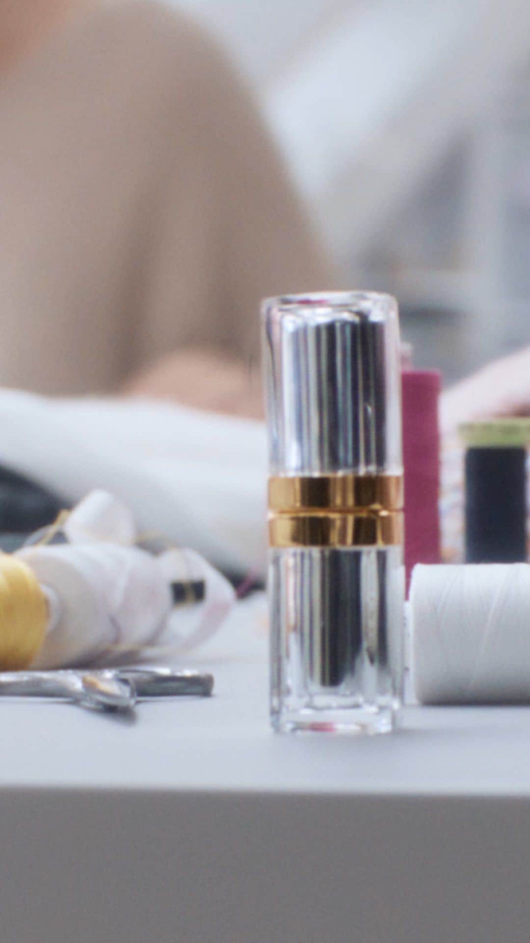のインスタグラム：「New 31 LE ROUGE. A vibrant reflection of rue Cambon’s creative spirit.  12 singular shades inspired by Gabrielle Chanel’s creations, ateliers, and iconic apartment. 12 intense, long-lasting hues, ranging from soft beige to deep garnet. 12 lip colors with a fine, silky texture and a delicate scent, for an unparalleled sensory experience.    #31LeRouge #CHANELMakeup」