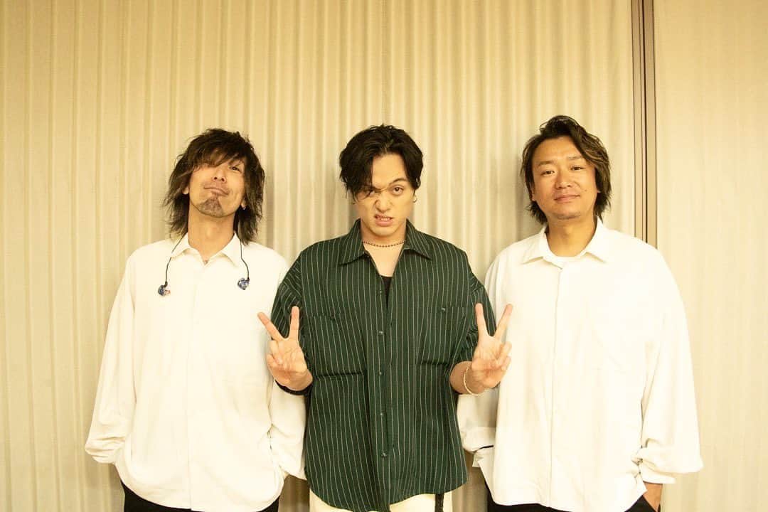 吉田広大のインスタグラム：「明日のイベントはこの3人で！！！ サトシさん(@3104guitar ) ゆーへいさん(@yuhei_yamazaki )  下北沢シャングリラでお待ちしてまするゆえ！！」