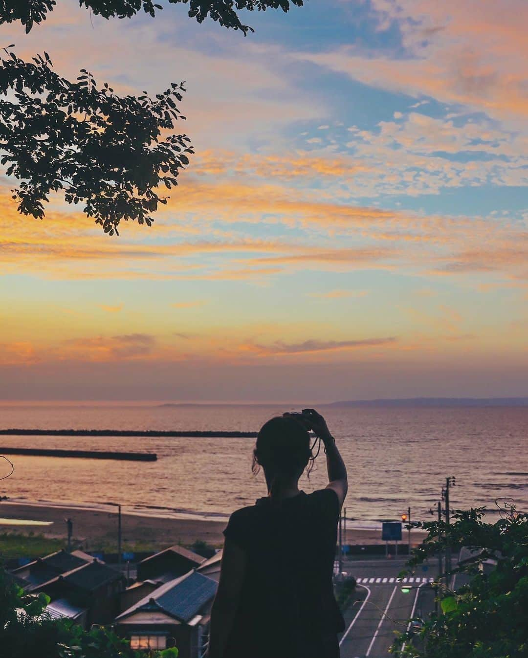 yukiのインスタグラム：「・ #夏の終わりに  #夕暮れの空 #夕暮れの風景 #新潟観光  #僕らが見ている風景 __________________________ 日々の撮影記事やコラム更新中！ ・・・・・・・・・・・・・・・ ◉FAN限定サイト◉ https://www.fansnet.jp/sty830 __________________________」