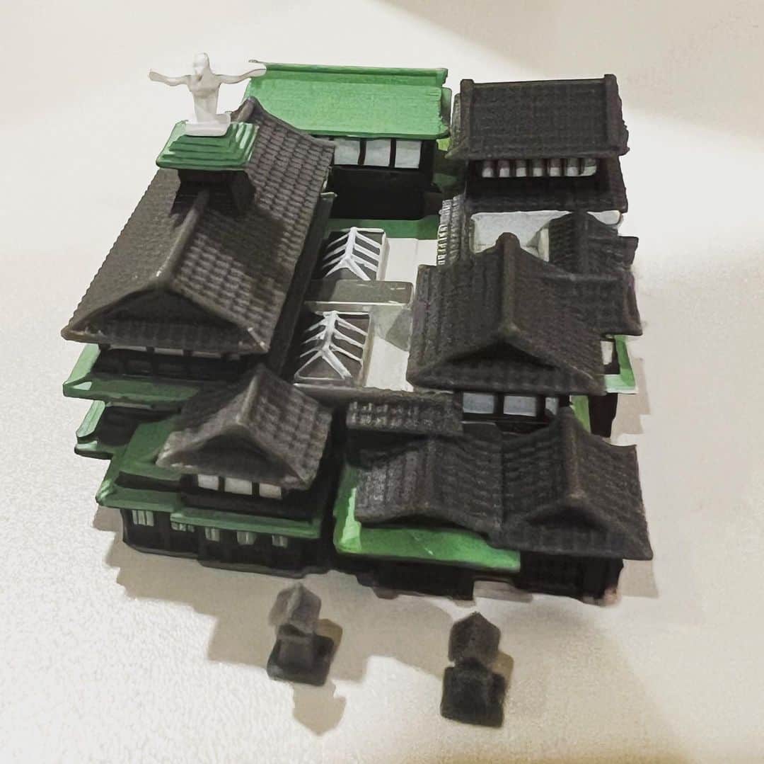 池田鉄洋のインスタグラム：「いつもムスメにガチャガチャはお金の無駄だぞ、と言ってるのに、や、やってしまった。道後温泉ガチャガチャを……。お金の無駄？　知ってる！　でも、やらずにはいられなかったんだぜ。パーツ３つに分かれてるんだぜ。4回で、全部そろえたんだぜ。なかなかのラッキーだと思うぜ。自力で全部揃える事を『自力コンプ』って言うって、皆様のコメントで、今知ったんだぜ。」