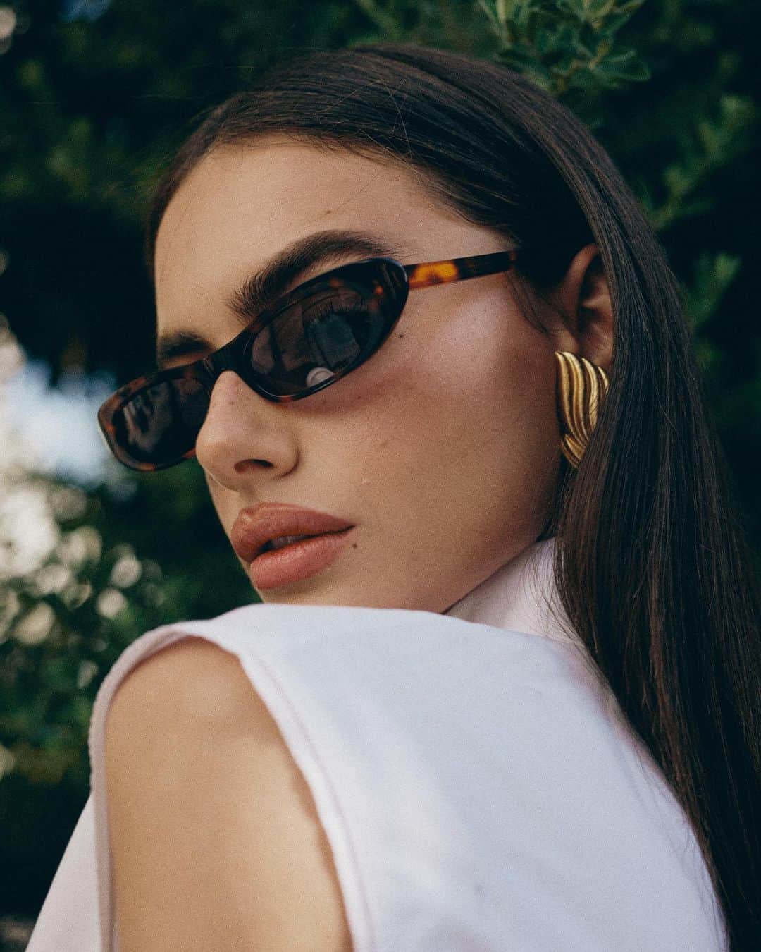 Yael Shelbiaのインスタグラム：「Vibing w @cattleya_eyewear」