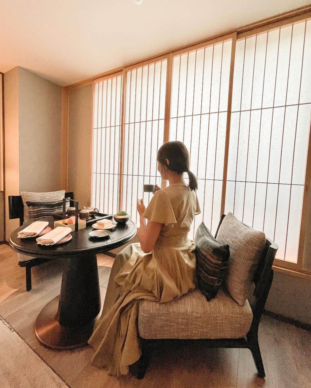 藤崎奈々子さんのインスタグラム写真 - (藤崎奈々子Instagram)「⁡ \デュシタニ京都にお泊まり/ ⁡ タイのラグジュアリーホテル デュシタニ京都が9月1日に日本初出店！ @dusitthanikyoto  ⁡ タイの文化と日本の文化が丁度よく融合されているホテル 和の要素も入っているので、心落ち着く居心地の良い空間でした ・ お部屋にはウェルカムフルーツで桃、ブドウ、苺 可愛いお茶菓子もあってキュン♡ 洗面所は2ボウルで広々していて、バスはちょっと深めで肩まで浸かる派の私には最高！！ ⁡ 凄く個人的な趣味だけど、バスマットが大きくてお風呂上がりでも周りの床に水が飛び散らない所がとても好みでした ⁡ ベッドの寝心地がとにかく良くて、翌朝は少々寝坊しました（笑） ベッド周り一式買いたいレベルでよく眠れた！ ・ 鉄板焼きの紅葉は、広々とした開放的なお席で 冷蔵庫の中のお肉が美味しそうすぎた 次回は絶対ここでお肉を食べたい♡ ⁡ そのお隣に続いているDEN KYOTOは所々で木の温もりを感じるBAR 落ち着いて飲めるので、ゆっくりお話ししながらお酒を楽しめます ・ 今回、オープニングパーティーでご一緒させていただいた マエノリさん @maenorichang  ハイヒールモモコさん @highheel_momoko  ⁡ お二人とお話しできて、ホテル時間を楽しく過ごせました ありがとうございました！ ・ #小旅行 #旅行好き #旅行好き女子 #大人旅 #デュシタニ京都 #dussitthanikyoto #カメラ旅 #女子旅 #国内旅行 #ナナタビ #ナナコタビ」9月6日 18時24分 - nanakofujisaki