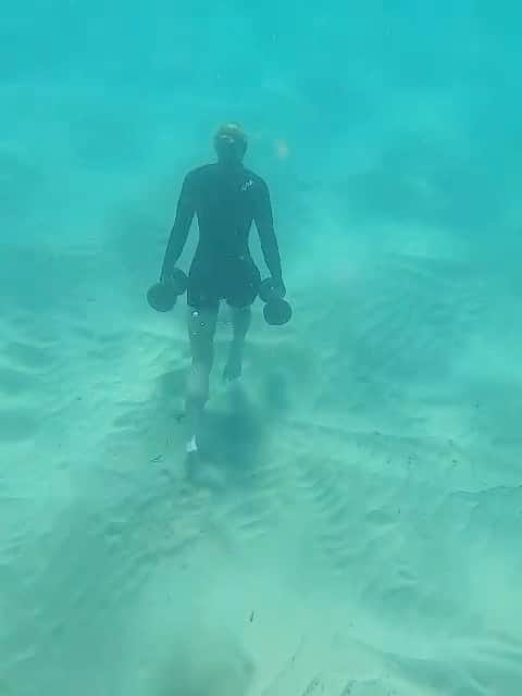 ブロンテ・キャンベルのインスタグラム：「Working in my happy place 💙🤍  Doing some max breath hold work with @powerofthebreath @deanogladstone. The legend helping me push through and relax while feeling the CO2 build up.   In a 50m Freestyle race, we aim not to breath at all. To be honest I’ve never enjoyed the feeling of breath holds, but am learning to relax, which is key for executing in a race.   Just a reminder, never practice this stuff on your own! Always make sure you’re with someone who knows what they’re doing.」