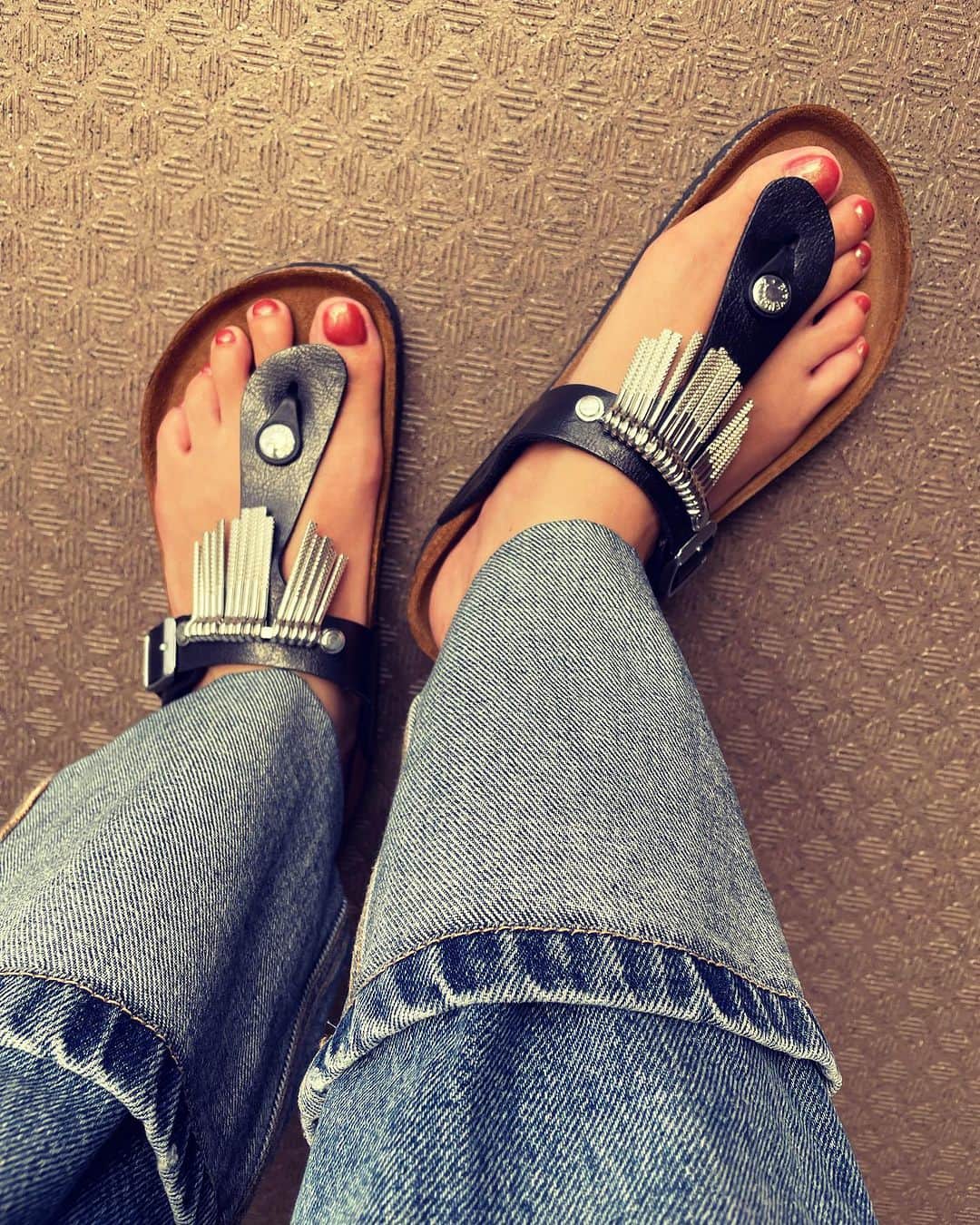 小西ゆりなさんのインスタグラム写真 - (小西ゆりなInstagram)「ジャラジャラうるさいけど… お気に入り♡ #code #ママコーデ #birkenstock #denim #shoes #靴好きな人と繋がりたい」9月6日 18時26分 - yurina_konishi