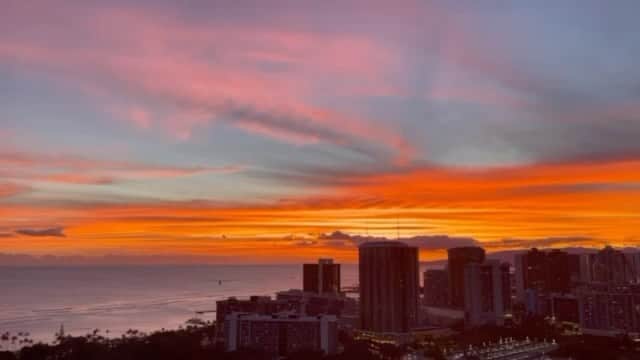 伊東美咲のインスタグラム：「#ハワイ #Hawaii #サンセット #Sunset #マジックアワー  今日のサンセット。マジックアワーの美しさに魅了されます。何かと多用な日常から、束の間エネルギーチャージになりますね。この時間帯の風も涼しくて心地良いハワイです。」