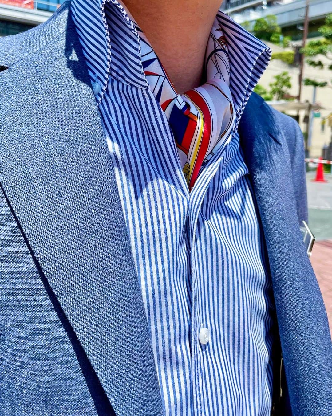 Global Style（グローバルスタイル）さんのインスタグラム写真 - (Global Style（グローバルスタイル）Instagram)「鮮やかなブルーの生地で仕立てたオーダースーツ。 スカーフを使って華やかさをだすのもおすすめです。 #グローバルスタイルメンズ_スタイリストスナップ * ～オーダースーツの価格～ ◆ブランド：「 #EDWINWOODHOUSE – #エドウィンウッドハウス 」 ◆通常１着価格：98,000円（税込107,800円）～ ◆2着コンビ価格：54,000円（税込59,400円）～ * 【オーダースーツ早割”FINAL”】開催中🎊 ★2着52,800円～(税込) →2着51,700円(税込)に！！ さらに！CM放映が決定！！ 記念としてギフト券が当たるチャンスも⭐️⭐️ この機会にぜひご検討ください！ * 【オーダー専門店グローバルスタイルとは？】 ①業界最多の生地バリエーション ②選べるスーツモデルも業界最多10型以上！ ③本格オーダースーツが1着2万円台から！ * 豪華特典付きの期間限定のフェア開催中！ 詳しくは公式サイトにて ⇒ @globalstyle_jp * #グローバルスタイル #globalstyle #ginzaglobalstyle #スーツ #オーダーメイド #ordersuit #suitstyle #Suit #オーダースーツ #ビジネスシーン #スーツ着こなし #スーツ好きと繋がりたい #スーツスタイル #スーツファッション #スーツコーデ #ブルースーツ #スカーフ #仕事スーツ #成人式スーツ #ビジネススーツ #メンズスーツ #ビジネスシーン  #スーツ男子 #スーツ好き #成人式スーツ」9月6日 18時30分 - globalstyle_jp