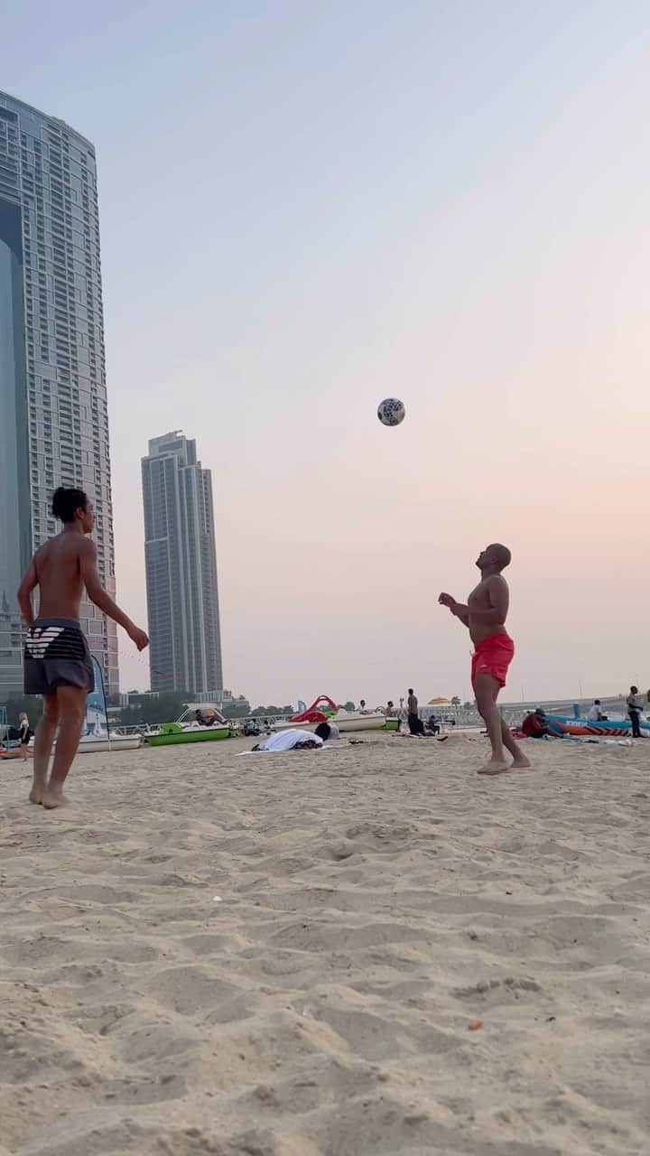 ロバート・アーンショウのインスタグラム：「“US” time ❤️ Moments with my boy Silva is 13 now   You would never know it cause he’s big and so mature   Enjoying the beautiful moments  as he grows  Fill your soul my friends  🇦🇪💛   #dubai #travel #football」