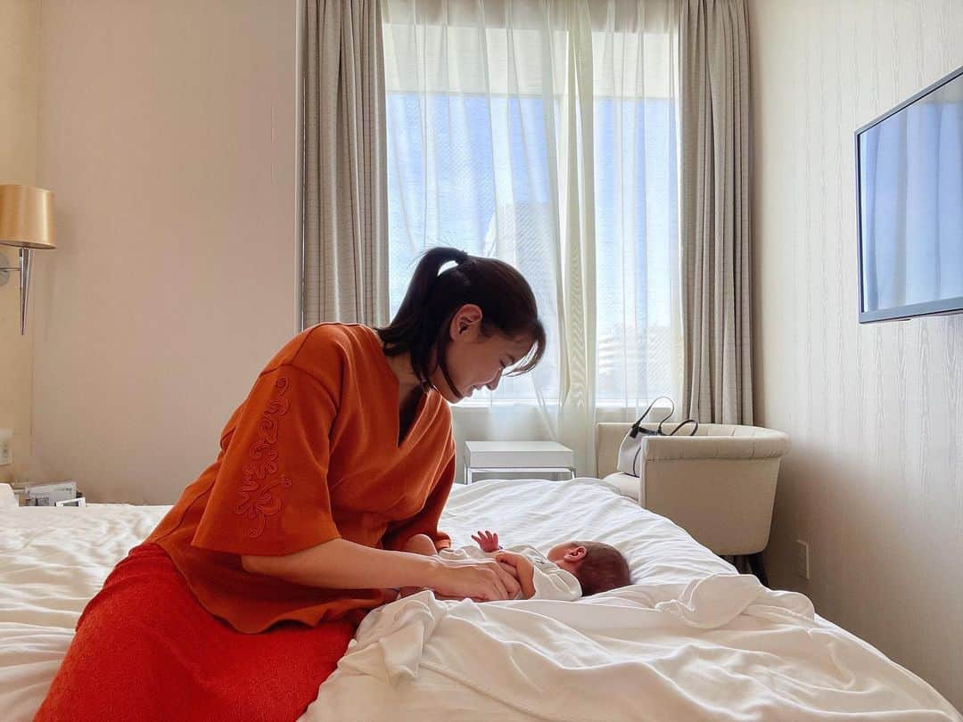 関口舞のインスタグラム：「. 産院を退院してからは産後ケアホテル Mommy Campへ🫶🏻 6時間睡眠がすでに恋しい…(笑) ⁡ 昨日は夜中の3時に長男の夜泣きが始まり タイミング悪く次男の授乳タイムと重なり 初めてのことでめっちゃきつかったあああああ ⁡ 初産の方、経産婦の方、産後ケアホテルって どんな感じなのか気になる方にとって少しでも参考に なればいいなという気持ちで少し投稿していきます！ ⁡ ⁡ ⁡ ⁡ ⁡ ⁡ ⁡ ⁡ ⁡ ⁡ ⁡ ⁡ ⁡ ⁡ ⁡ ⁡ ⁡ ⁡ #産後ケア #産後ケアホテル #マミーキャンプ #産後 #産後ママ #産後ケア施設 #新生児 #ゼクシィbaby #赤ちゃん #ホテルステイ #兄弟ママ #男の子ママ #令和5年ベビー #8月生まれ #8月生まれベビー #生後0ヶ月ベビー #東京ママ #男の子ベビー #赤ちゃん写真 #子育て #ベビーフォト #2歳差兄弟 #2歳差育児 #2歳差兄弟ママ #兄弟ママ #motherof2 #mammycamp #baby」