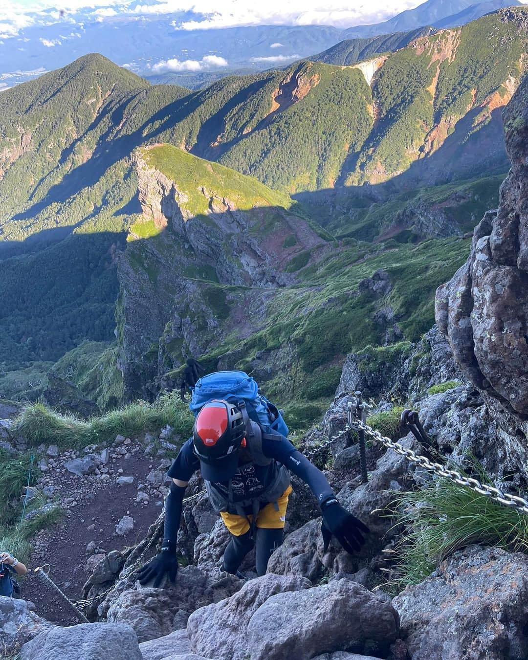 桐谷蝶々のインスタグラム：「8月に赤岳周回した時の写真⛰️  楽しかったなぁ！☺️❤️❤️❤️ 去年は行けなかった阿弥陀岳も行けました！  鎖場とか手をつかって登るタイプの岩場は登りがめちゃくちゃ楽しいです！ （下りは距離感が掴めずヒヤヒヤする）  DAY2 硫黄岳山荘スタート→横岳→赤岳→中岳→阿弥陀岳→行者小屋→美濃戸口ゴール  ガレ場が歩きづらくて怖かったけど、今回もガイドさんお願いして登ったので安心でした🙌  #赤岳 #横岳 #中岳 #阿弥陀岳 #八ヶ岳 #八ヶ岳登山 #登山 #登山初心者 #行者小屋 #山 #赤岳登山」