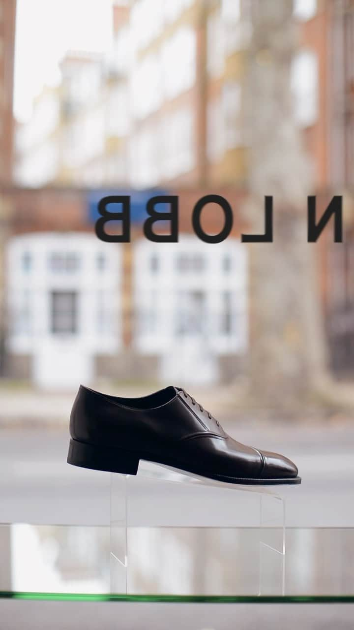 ジョンロブのインスタグラム：「Moorgate, a revision of our classic City II Oxford is built with discreet elastic panels nestled on every seam, ensuring instant comfort and a lighter step whilst keeping its sleek silhouette. . #johnlobb #NigelShafran @tom_guinness @davidmckendrickstudio @peoplefile @holmesproduction」