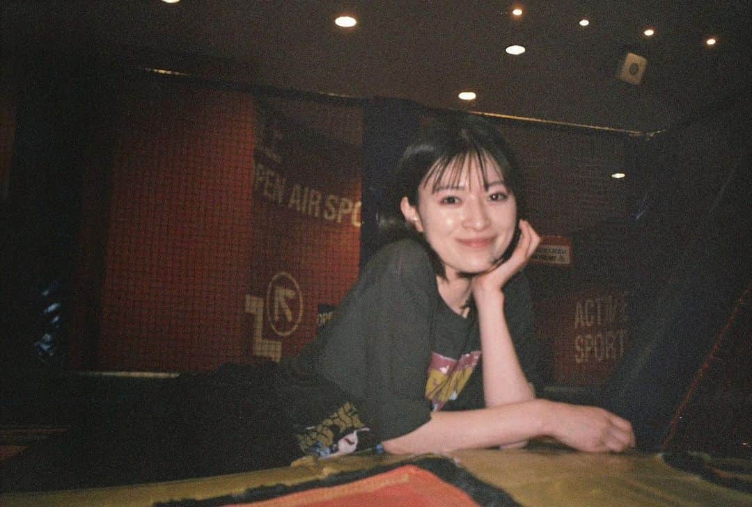 のインスタグラム：「友達がフィルムで撮ってくれたいつかの写真を送ってくれたので載せちゃいます☺︎  自分も欲しくなってカメラ屋さんとか見にいくけど、種類がたくさんあって何がいいのか分からずいつも見て帰るだけ😂  カメラ、使いやすくて良いのあったら教えて下さい🥺」