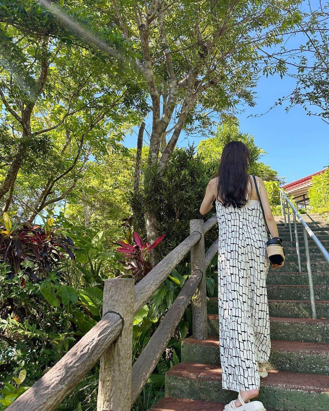 橋本奈実のインスタグラム：「4回連続のお菓子御殿恐竜パーク🦕🦖 さすがに、わたしは、少し飽きた笑 でも今回も子供たちは楽しかったみたい💕 #沖縄」