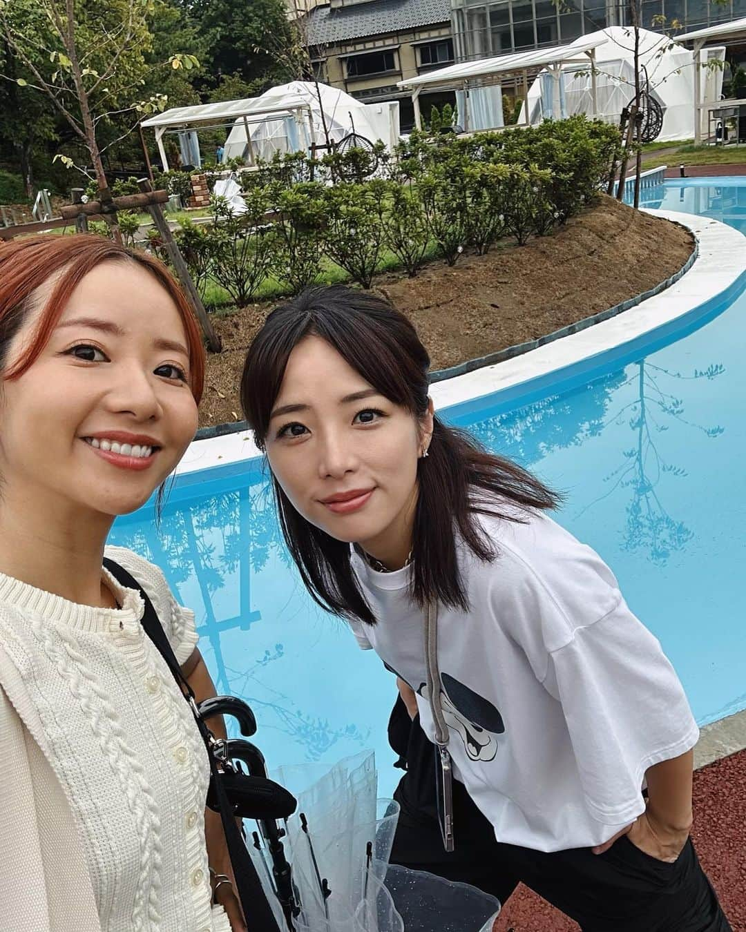 イアリサさんのインスタグラム写真 - (イアリサInstagram)「秋田県にかほ市にある @99glam.official  に彩ちゃんと行ってきました🏕️  と、に、か、く ご飯が最高に美味しかった〜🍽️  あ、私ってこんな食べれるんだってご飯食べてて思いました。笑  徹底的に選び抜かれた食材にしているそうで、野菜も肉も魚介類も新鮮そのもの🍖🫑🐟  中でも最高だったのは、いちじくの甘露煮とチーズののったピザ。 甘ったるすぎる事もない味で濃厚！ プチプチしっとりしたいちじくのおかげで、ピザ生地の水分もってかれる〜！ということもなく、ペロッと食べてしまいました🍕 絶対行ったら食べてほしい。まじで美味しい。また今すぐにでも食べたい。  改めて感じましたよ「鮮度って大事」を。 お肉もピッカピカ〜 お野菜もつるっつる〜  ここのグランピングは温泉もついているから、車で移動もしなくていいからめちゃくちゃよき！ 大浴場あって彩ちゃんと世間話しながらゆっくり温泉も堪能しました！(一生喋ってるけど私たち)  生憎の雨で星はそこまで見えなかったけど、いつもは綺麗な星空も見えるんだそう。  STAFFの方も皆さん優しくて、初めての秋田でしたが最高な1泊2日を過ごすことができました！  秋田の方も、そうでない方も ぜひ99glam行ってみてくださいぃ〜！ 今度はめちゃくちゃ寒い時にでも行きたいね！  #秋田　#にかほ市　#99glam #グランピング」9月6日 18時34分 - _i.arisa_