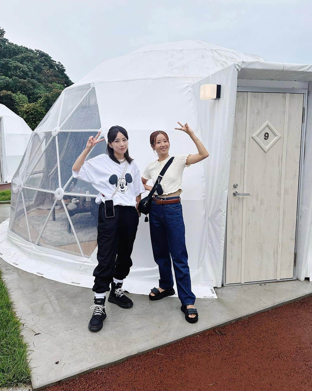 イアリサのインスタグラム：「秋田県にかほ市にある @99glam.official  に彩ちゃんと行ってきました🏕️  と、に、か、く ご飯が最高に美味しかった〜🍽️  あ、私ってこんな食べれるんだってご飯食べてて思いました。笑  徹底的に選び抜かれた食材にしているそうで、野菜も肉も魚介類も新鮮そのもの🍖🫑🐟  中でも最高だったのは、いちじくの甘露煮とチーズののったピザ。 甘ったるすぎる事もない味で濃厚！ プチプチしっとりしたいちじくのおかげで、ピザ生地の水分もってかれる〜！ということもなく、ペロッと食べてしまいました🍕 絶対行ったら食べてほしい。まじで美味しい。また今すぐにでも食べたい。  改めて感じましたよ「鮮度って大事」を。 お肉もピッカピカ〜 お野菜もつるっつる〜  ここのグランピングは温泉もついているから、車で移動もしなくていいからめちゃくちゃよき！ 大浴場あって彩ちゃんと世間話しながらゆっくり温泉も堪能しました！(一生喋ってるけど私たち)  生憎の雨で星はそこまで見えなかったけど、いつもは綺麗な星空も見えるんだそう。  STAFFの方も皆さん優しくて、初めての秋田でしたが最高な1泊2日を過ごすことができました！  秋田の方も、そうでない方も ぜひ99glam行ってみてくださいぃ〜！ 今度はめちゃくちゃ寒い時にでも行きたいね！  #秋田　#にかほ市　#99glam #グランピング」
