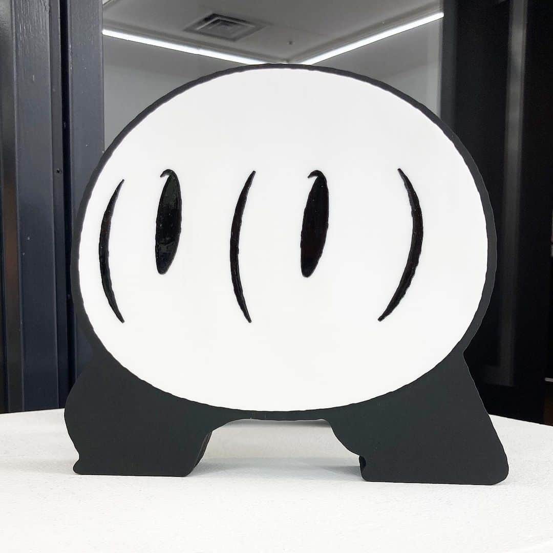 甘楽のインスタグラム：「ウチボリさん個展へ。  オフラインでは初めましてでした。  オンラインで初めて会ったのがMAKEのジャケの打ち合わせでついこの間。  しかし私が中学生か高1くらいからインターネットで繋がっていた方。  かなりの展示量とグッズ量。そして内包する思想の文字数。  当たり前のように話されている10年の創作全てが、全然当たり前ではなく凄くて、実績も才能も努力も沸き続ける気持ち達も続けてるって事もとんでもないですわ…。とんでもない方だなと。  モブちゃんForever✴︎  @uchiborisimpe  #mobu_creche_10th」