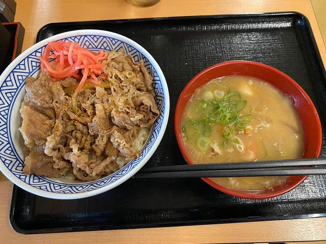 前原誠司のインスタグラム：「今日のお昼は国会内の「吉野家」さんで「頭の大盛」と「豚汁」をいただきました。ご馳走様でした。（誠）＃まえはランチ」