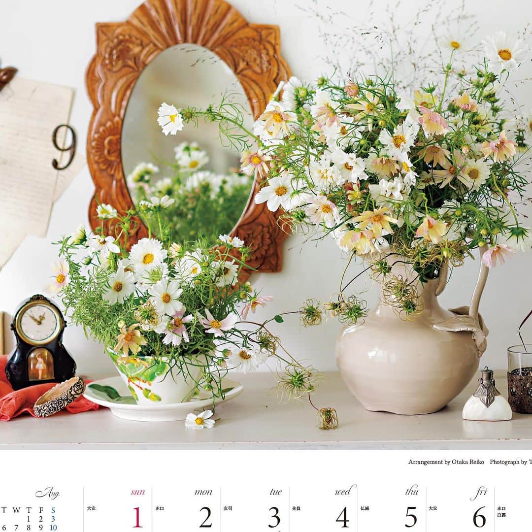 雑誌『花時間』さんのインスタグラム写真 - (雑誌『花時間』Instagram)「花時間カレンダーを本日より発売をスタートしました！  花時間（@hanajikan_magazine）です。  今年もこんな季節になったのですね。  私たち花時間が一年をかけて撮影してきた自慢のカレンダー。  2024年版もこの4アイテムが揃いました。  ・パリの花・パリの街 ・バラあしらいカレンダー ・季節の花で綴る「12の花あしらいカレンダー」 ・卓上版「12の花あしらいカレンダー」  それぞれのカバー写真のつぎの写真は、来年の9月のページです。  素敵ですよね？  部屋に花を飾る気分で壁を彩る花時間カレンダー。  書き込みスペースもたっぷりとった利便性も人気です。  そして！　今年もAmazonでご購入された方へは、Amazon特典として、カレンダーに掲載したアレンジの写真をスマホ用壁紙にしてプレゼントします🎁  スマホの画面もお揃いで飾ってくださいね。  では、本日もお疲れさまでした。明日も元気smile😊😊😊で頑張りましょう！ byピーターパン  【花時間ニュース】 💜『花時間』から、花の定期便がスタートしました🥰　世界でここだけのバラと旬花が届く嬉しいサービスです💕  💜『花時間2023春夏』〈春のピンク！夏のブルー！〉大好評発売中！  💜『花と短歌でめぐる 二十四節気 花のこよみ』大好評発売中  すべて @hanajikan_magazine のプロフィールのリンクから飛べます✈️  『花時間』本誌や書籍は全国の書店、ネット書店でも発売中✨  #花時間 #フラワーアレンジ #花が好き #花が好きな人と繋がりたい #花を飾る #花を飾る生活 #花屋さんへ行こう」9月6日 18時48分 - hanajikan_magazine
