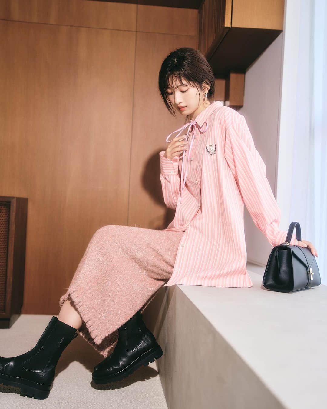 のインスタグラム：「- ONLINE STORE  LIMITED ITEMS -  秋コレクションの人気アイテムから 気分上がる華やかな オンラインストア限定カラーが登場！  ニットスカートは裾のフリルデザインが 他にない注目ポイント！ すっきりとしたシルエットが オーバーサイズのトップスとも相性◎  #lilybrown #リリーブラウン #vintage #vintagefeature #オンライン限定 #EC限定 #限定カラー」
