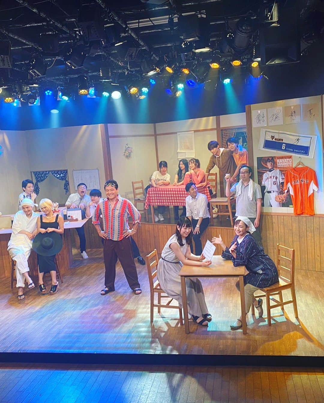 塚田綾佳さんのインスタグラム写真 - (塚田綾佳Instagram)「THE TOKYO BANDITs第6回本公演 『浦河さん家の夏模様2023』  全公演終了しました！！  ご来場頂いた全ての皆様、スタッフ様、一緒に駆け抜けてきた出演者のみんな、劇団員の皆様、脚本演出の鶴深さん、 本当にありがとうございました✨✨  最後までたくさんの笑い声に包まれ、 そして、涙溢れる会場になりました  とっても素敵な作品に携われて嬉しかったです☺️💓✨  浦河家の長男、雅弘の彼女として登場する杉本彩良 役を演じました❤︎  公演を重ねる度に、どんどん謎に包まれていく感じがしたけど（笑） みんなの気になる存在になれたかな🫣💓ふふふ  応援ブロマイドたくさんありがとう🥰❣️感謝🥹💓 メッセージ嬉しかったぁꕀ⋆❤︎  特典の手作りお菓子は 10月15日 ワンマンライブにてお渡しする予定です❣️  劇場グッズもGetしてくれて ありがとうっ✨✨  差し入れもたくさん❤︎ ありがとうございました❣️❣️  毎日たのしかったꕀ⋆🥰💓  2023.8/30~9/3 #杉本彩良 役 塚田綾佳  ー #舞台 #浦河2023 #浦河さん家の夏模様 #役者 #上野ストアハウス  #金髪ショート #アイドルあやぽん #アイドル #塚田綾佳 #あやぽん」9月6日 18時49分 - tsukada_ayaka
