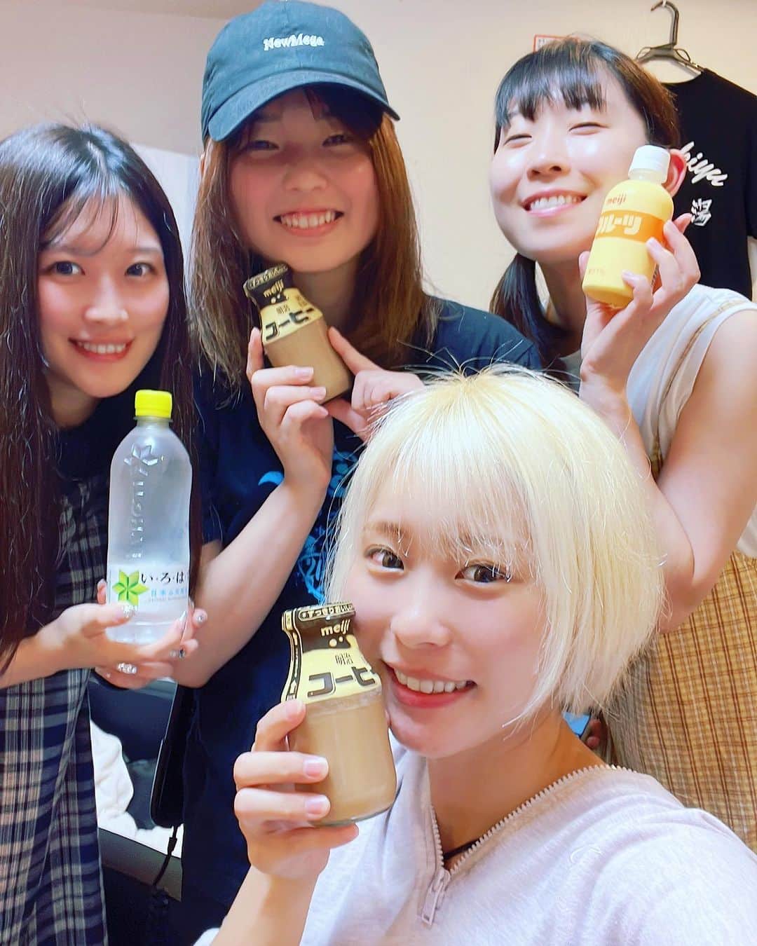 塚田綾佳さんのインスタグラム写真 - (塚田綾佳Instagram)「THE TOKYO BANDITs第6回本公演 『浦河さん家の夏模様2023』  全公演終了しました！！  ご来場頂いた全ての皆様、スタッフ様、一緒に駆け抜けてきた出演者のみんな、劇団員の皆様、脚本演出の鶴深さん、 本当にありがとうございました✨✨  最後までたくさんの笑い声に包まれ、 そして、涙溢れる会場になりました  とっても素敵な作品に携われて嬉しかったです☺️💓✨  浦河家の長男、雅弘の彼女として登場する杉本彩良 役を演じました❤︎  公演を重ねる度に、どんどん謎に包まれていく感じがしたけど（笑） みんなの気になる存在になれたかな🫣💓ふふふ  応援ブロマイドたくさんありがとう🥰❣️感謝🥹💓 メッセージ嬉しかったぁꕀ⋆❤︎  特典の手作りお菓子は 10月15日 ワンマンライブにてお渡しする予定です❣️  劇場グッズもGetしてくれて ありがとうっ✨✨  差し入れもたくさん❤︎ ありがとうございました❣️❣️  毎日たのしかったꕀ⋆🥰💓  2023.8/30~9/3 #杉本彩良 役 塚田綾佳  ー #舞台 #浦河2023 #浦河さん家の夏模様 #役者 #上野ストアハウス  #金髪ショート #アイドルあやぽん #アイドル #塚田綾佳 #あやぽん」9月6日 18時49分 - tsukada_ayaka
