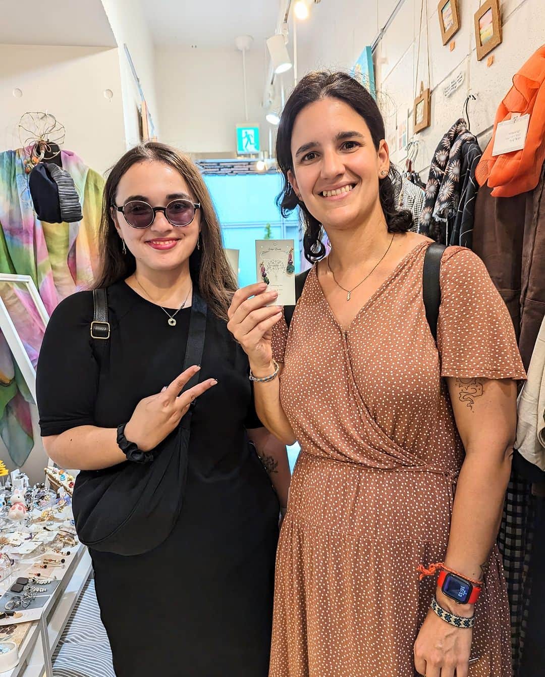 平井富子のインスタグラム：「Cute girls appear！  Londonから、EmmaさんとEvaさんがアンシャンテに、、  Evaさんは日本は初めて。 Emmaさんが日本語がとても上手。聞いたら、東京に語学？留学していたとか。 ステキ〜  ハンドメイドのオリジナルイヤリングを気に入って頂きました。可愛い〜  京都等に観光予定。楽しんで来て下さい〜」