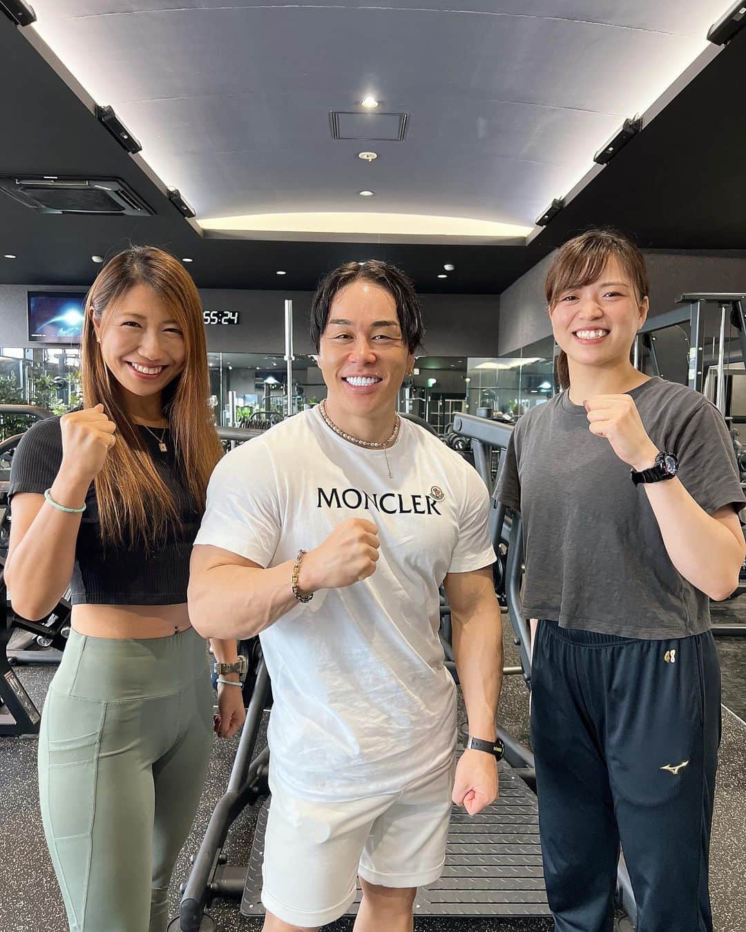 宮川杏奈のインスタグラム：「社長おかえりなさい💪🏼 . 大会を終えた社長が新潟に帰って来てくれました‼️ お寿司をご馳走して貰ったり 広告用の写真を撮って貰いました😊 社長が撮ってくれる写真が1番好きです‼️ . 社長に出会って5年半が経ちました🤲🏻 まだ社長が作ったアパートの1室で パーソナルジムをしていた頃に 控室の小さなテーブルで向き合って 社長が語ってくれた夢のひとつひとつが 実現していて更に上を目指していて それを知っているからこそ 偉大であり、とても尊敬しています🍀 . 仕事を通して出会う人 培う経験の全てが経験となり 私の財産となっています。」