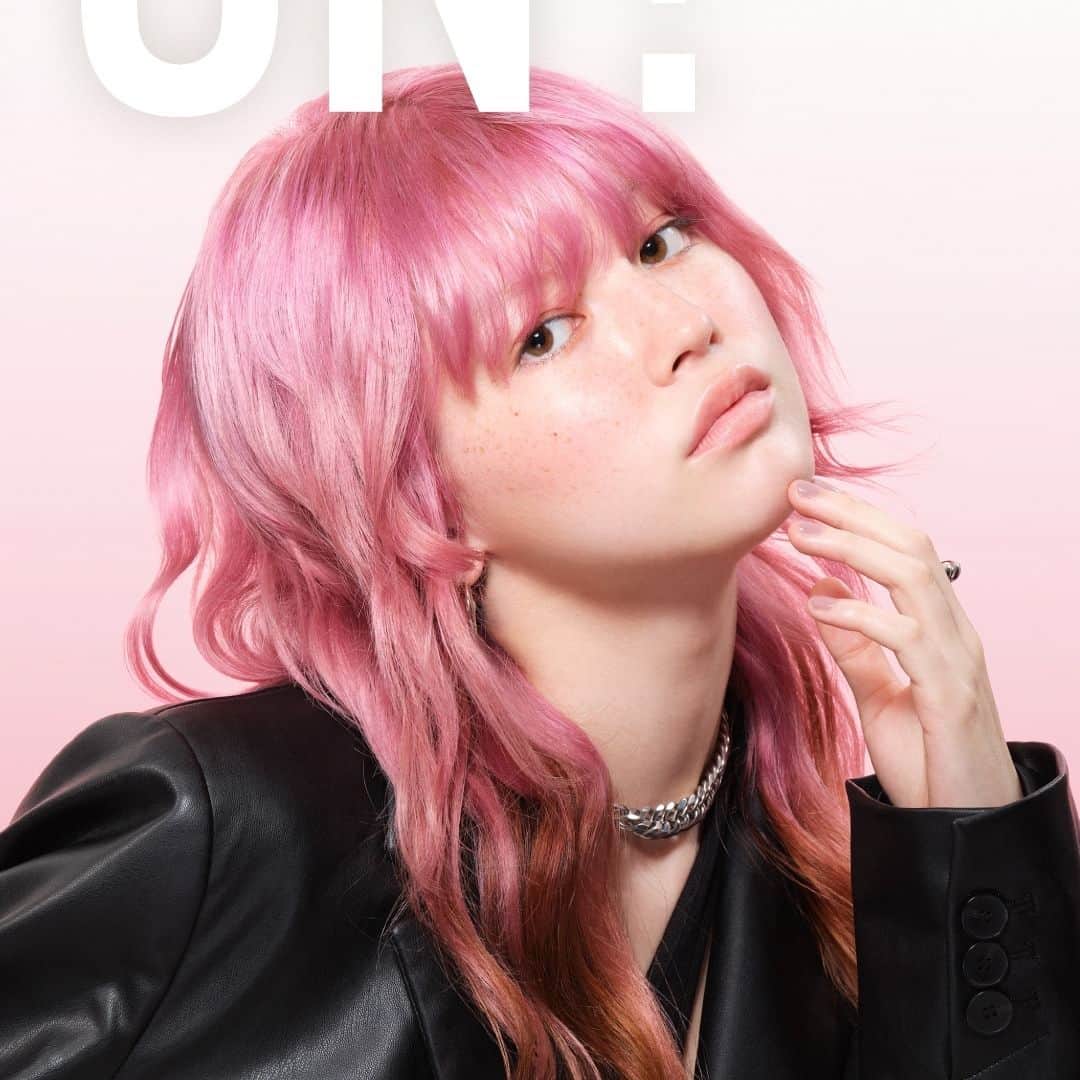Schwarzkopf Professional Japanさんのインスタグラム写真 - (Schwarzkopf Professional JapanInstagram)「本日発売！ ファイバープレックス ボンド カラー グレイシェード 16色 ------- TRY ON, BLEACH ON  Pink ＆ Lowlight ピンク＆ローライト  FIBREPLEXファミリーで作る、鮮やかなブリーチオンカラー  #シュワルツコフ #シュワルツコフプロフェッショナル #FIBREPLEX #ボンドカラー #ファイバープレックス #ファイバープレックスカラー #ファイバープレックスブリーチ #グレイカラー #白髪染め #ブリーチカラー #ブリーチ #ケアブリーチ #ヘアカラー #ハイトーンカラー#ブリーチオンカラー #ブリーチデザイン #ブリーチカラー」9月6日 18時41分 - schwarzkopfjapan