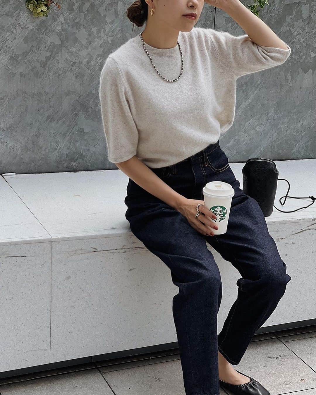 ETRÉ TOKYO ストアのインスタグラム：「@etretokyo  【9/7 New Arrival】 ㅤㅤㅤ ㅤㅤ #ETREハーフスリーブへアリーニットプルオーバー IVORY / BROWN F size ¥16,500(tax in) ㅤ  新宿スタッフ @etretokyo_yumi 150cm IVORY着用  @etretokyo_nami 167cm IVORY着用  @saa_______yaa 153cm ㅤㅤㅤBROWN着用  ㅤㅤㅤ  - - - - - - - - - - - - - - - - - - - - - - - - - - - -  商品詳細はTOPページURLよりチェック🔍 ›› @etretokyo_store  ㅤㅤㅤ スタッフコーディネートも毎日更新中【 #etretokyo_staff_ootd 】をフォロー🐿️  TOPページの"フォロー中"から 気になるスタッフのアカウントをフォロー🤝  ㅤㅤㅤ ㅤㅤ  - - - - - - - - - - - - - - - - - - - - - - - - - - - - ⁡  【INFORMATION】 ⁡ㅤㅤㅤ ⁡ ※9/7(木)発売のアイテムは 9/8(金)12:00よりお在庫のある場合、ルミネカード会員様限で店舗通販のご利用が可能です。  ⁡ ※お電話がつながりにくい可能性がございます。  ※また混雑時には入場制限及び 試着点数の制限を設けさせて頂きます。 予めご了承ください。 ⁡ ⁡ ご理解、ご協力を賜りますよう 心よりお願い申し上げます。   ㅤㅤㅤ 【LUMINE SHINJUKU STORE】 ETRÉ TOKYO ルミネ新宿2店 TEL：03-5989-0979  ー営業時間ー (平日、土日祝)11:00-21:00 ⁡ #etretokyo#etre#fashion#etretokyoshinjuku #etre#2023etre#etretokyo_staff_ootd#2023aw #ルミネ新宿2 #新作紹介 #秋ファッション #秋スタイル #スタッフスナップ #カジュアルコーディネート #デニム女子コーデ #ハーフスリーブ #秋ニット」